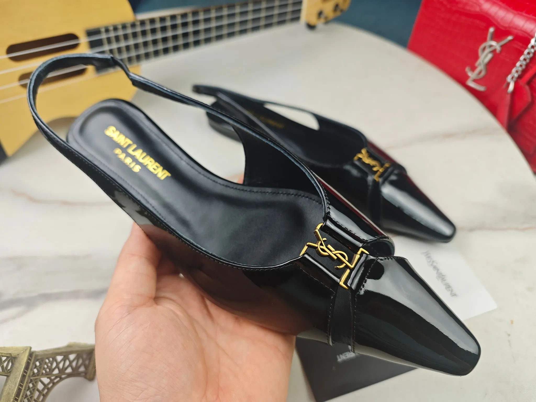 工厂价💰250【Saint Laurent】圣罗兰、平跟ysl字凉鞋💃2024早秋专柜同步最新款、YSL、装饰👠 经典上乘美艳力作 专柜最火春夏系列 兼备气质 时尚 经典耐看的设计风格 😌上脚效果特别美〰️,材料采用🇮🇹意大利进口小黑牛,进口黑漆皮、内里、垫脚;绵羊皮、平跟凉鞋,码数35-41码(34.41.42要定做,不退换)大底;进口真皮大底、配专柜全套包装