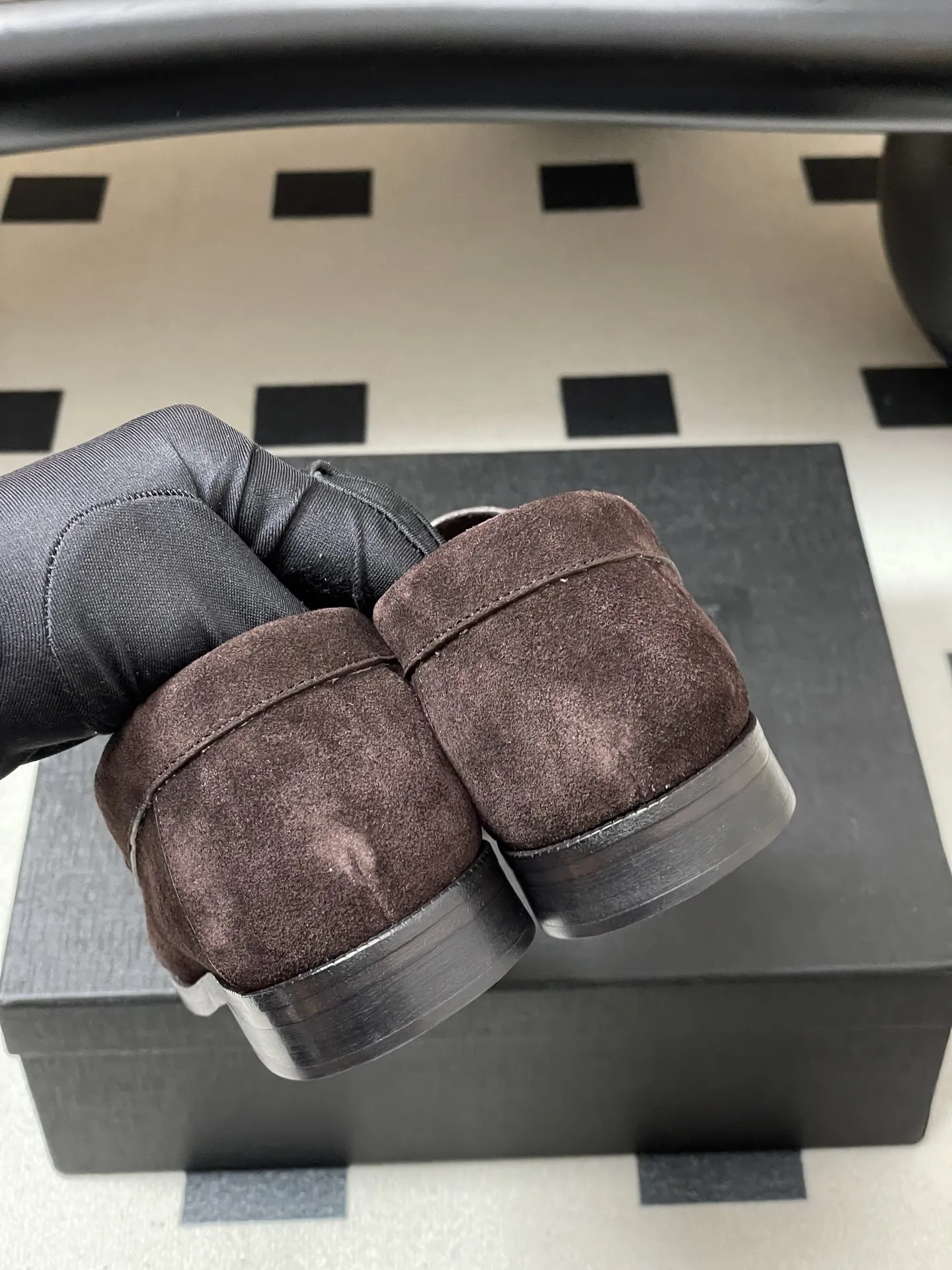 p310-顶级品质 Saint Laurent 圣罗兰fw26 new arrival～ YSL LE LOAFER系列 26Fw春夏新款复古质感鳗鱼纹褶皱乐福鞋/穆勒鞋麂皮绒面老钱风单鞋/半拖鞋一脚蹬休闲鞋 标志性褶皱鞋头+手工莫卡辛缝线，自带复古松弛感；鞋身是乐福鞋经典一脚蹬设计，搭配金属YSL标志，简约又有辨识度。 皮革内衬+真皮大底，质感和舒适度都在线。风格适配性强，既能搭正装（西装/裙装）走精致路线，也能配休闲装，牛仔裤/卫衣，打造松弛感，属于&ldquo;一鞋多穿&rdquo;的轻奢单品。 鞋面：牛皮/胎牛反绒/牛油皮 内里垫脚：丝绸羊皮 鞋底：意大利双层加厚真皮大底 码数：35-39（40.41定做不退换）