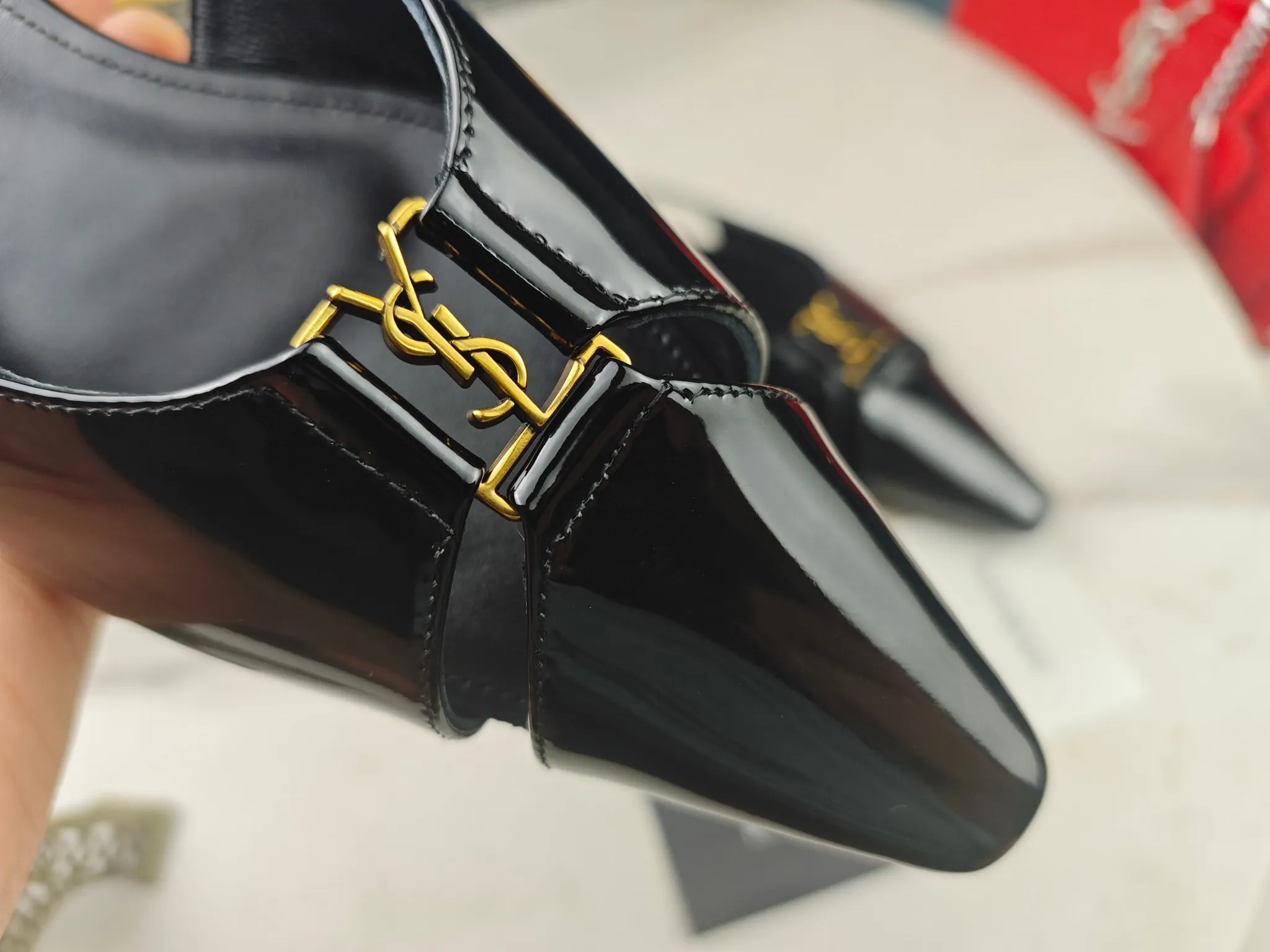 工厂价💰250【Saint Laurent】圣罗兰、平跟ysl字凉鞋💃2024早秋专柜同步最新款、YSL、装饰👠 经典上乘美艳力作 专柜最火春夏系列 兼备气质 时尚 经典耐看的设计风格 😌上脚效果特别美〰️,材料采用🇮🇹意大利进口小黑牛,进口黑漆皮、内里、垫脚;绵羊皮、平跟凉鞋,码数35-41码(34.41.42要定做,不退换)大底;进口真皮大底、配专柜全套包装