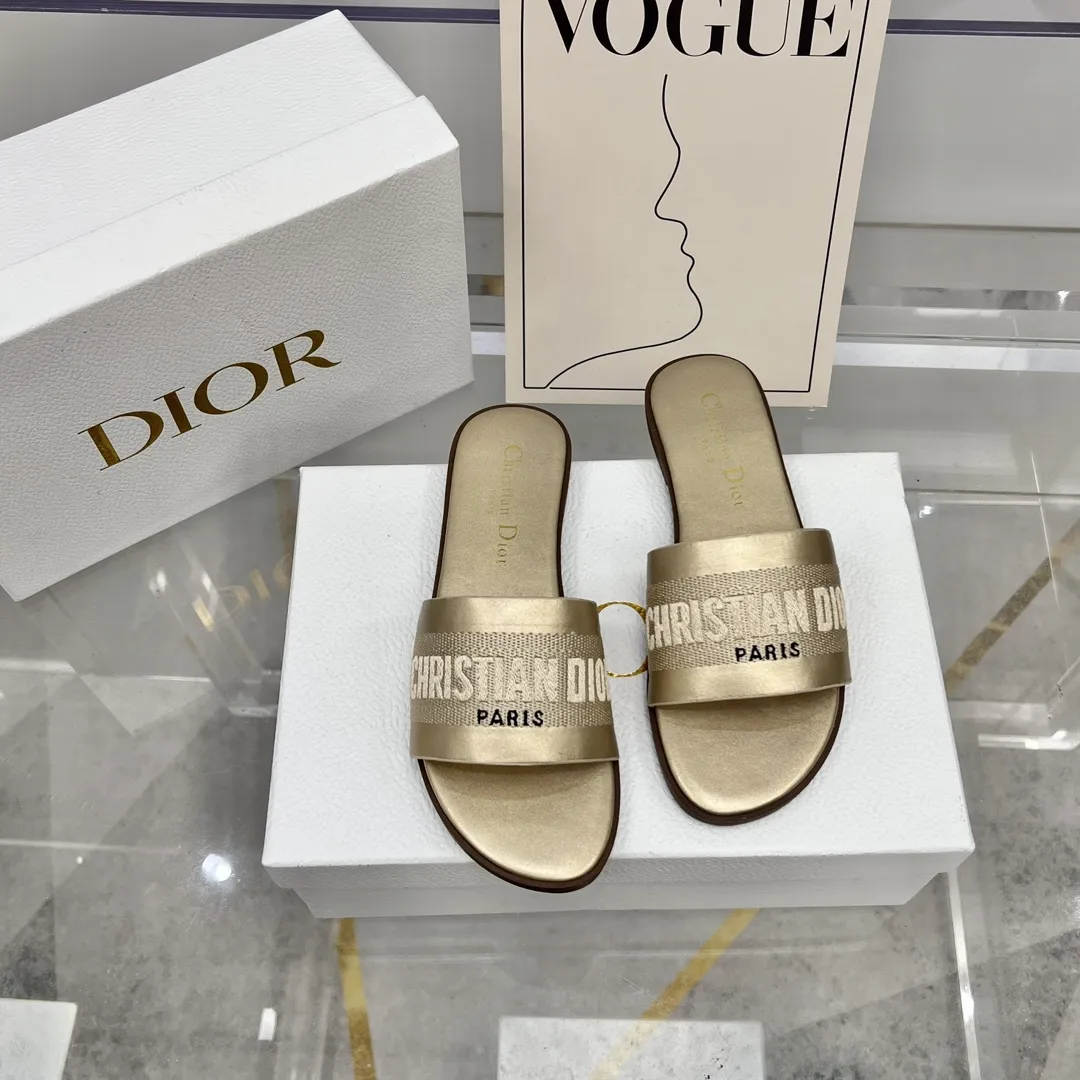 橙子出厂价💰75 Dior 迪奥春夏新款 刺绣字母平底拖鞋 一字带拖鞋 沙滩凉拖 码数:35-42