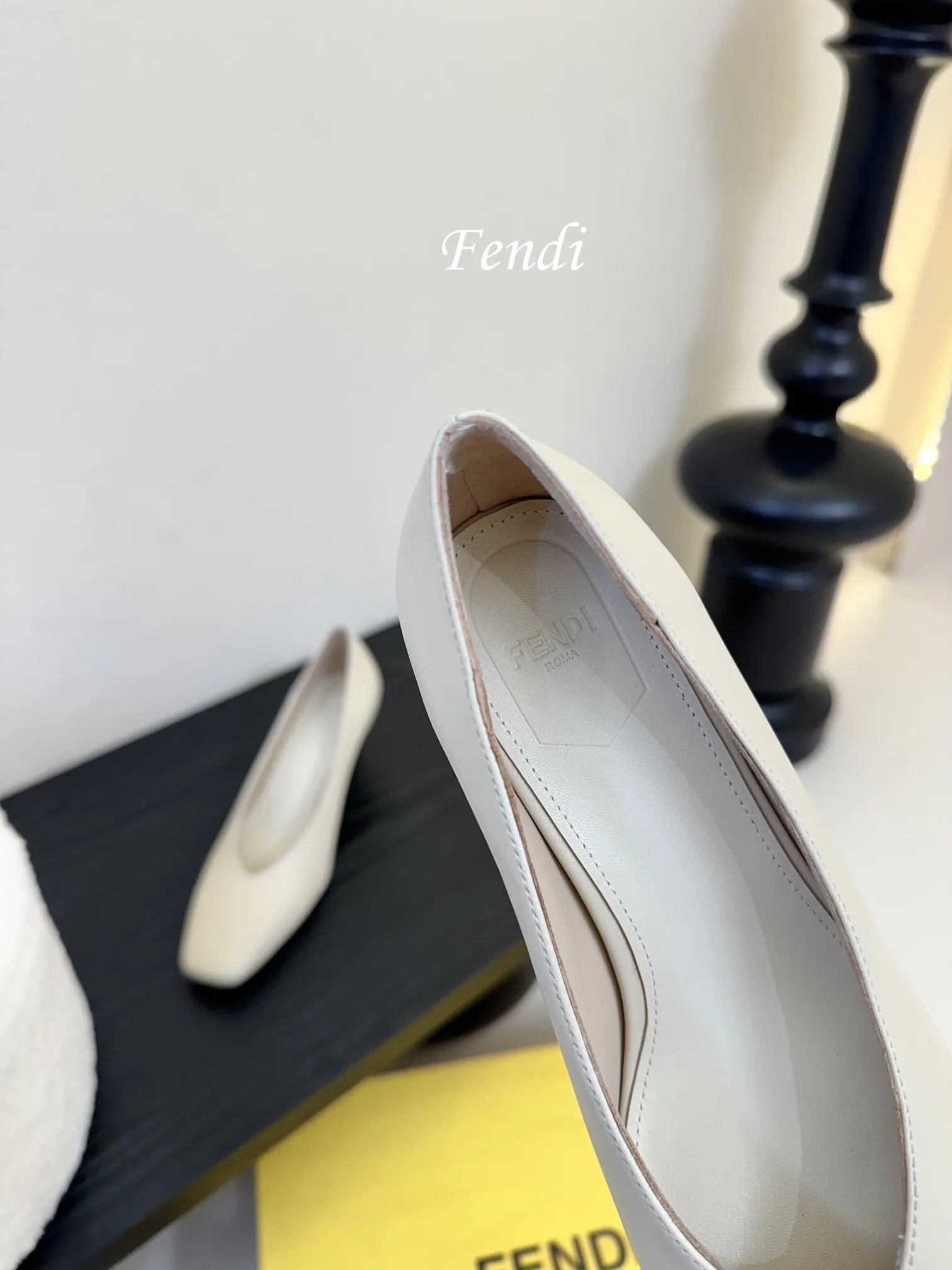 💰265 芬迪Fendi高跟鞋,小女人超闪blingbling白富美感觉来袭。 任何一款鞋履上脚,blingbling的超闪小女人就提现出来啦!穿着很舒适显脚的柔美线条不绷脚,颜色很艳丽没错啦!超显年轻的不分年龄均可穿着,上脚便是富家千金归来!! 📒📒📒📒📒📒📒📒📒📒📒 当季新品,众所周知,Fendi鞋子永远设计为高级感满满的,高端大气上档次且百搭永不过时,时尚潮流追随的脚步却无法落下,每个小女子一生都必须拥有一双F家时装跟鞋。 💪💪💪💪💪💪💪💪💪💪💪 🔰面料:纳帕牛皮材质。 🔰大底采用高真原色意大利牛皮底,4,5cm高跟。 🔰内里和垫脚为意制混种绵羊皮。👠 🔰size:35/39(34 40 41 42订做)。 🔰颜色:官方多色系,正品所有颜色均可下单制作。