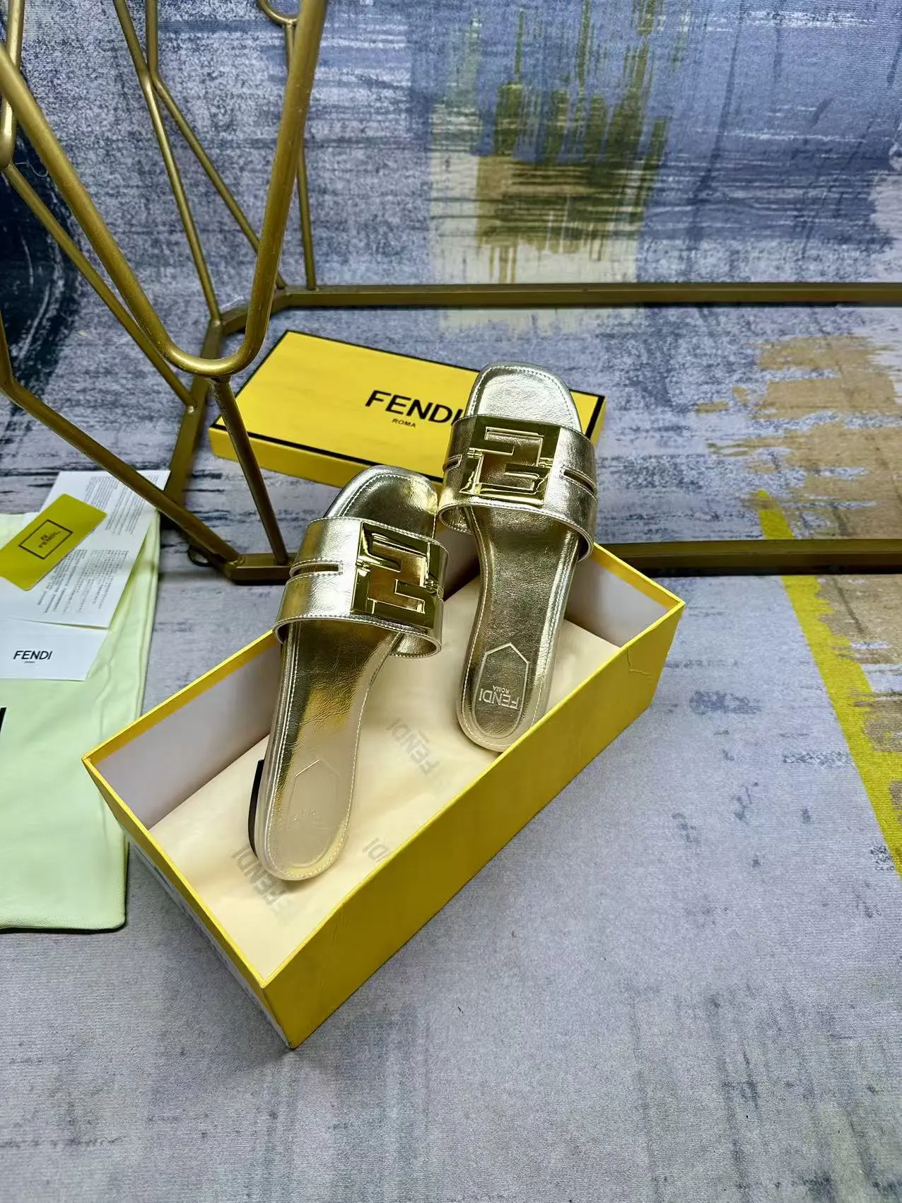 FENDI最新爆款方头平底拖鞋，金色面料+金属FF五金扣件，搭配同色内里垫脚，35-42码，橡胶大底Pp180，真皮大底Pp210