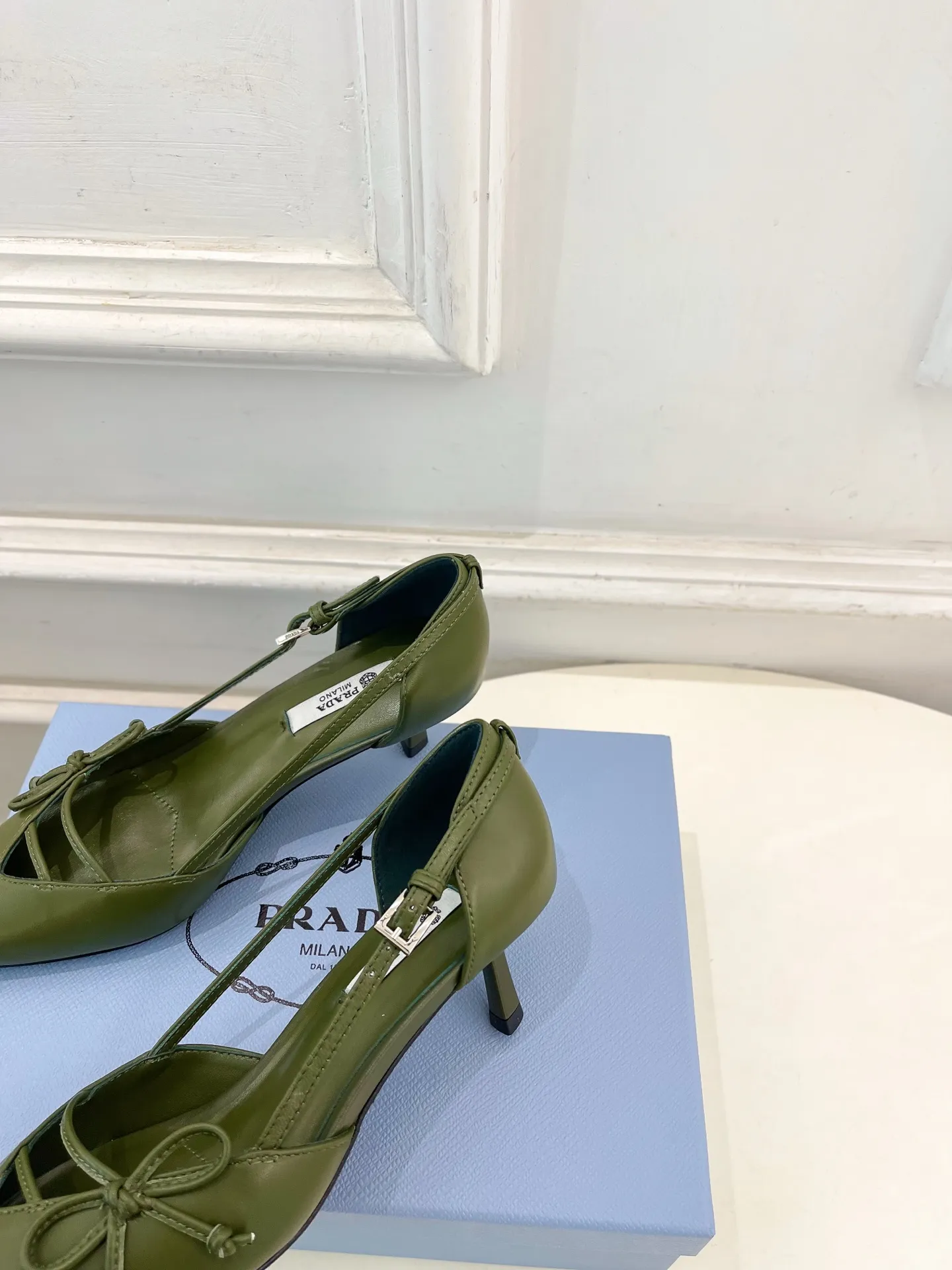 PRADA 普拉达 26𝐬𝐬 🌈2026春夏新品 专柜走秀款 尖头小猫跟蝴蝶结中空凉鞋 系列〰 ◽鞋面:原版高定制小羊皮/牛漆皮 ◽️ 内里:进口水染羊皮 ◽大底:原版意大利真皮大底 ◽️ 跟高:5.5cm/7.5cm ◽鞋码: 35-39(40.41.定做不退换) ◽出厂价:💰300(配飞机盒➕10)