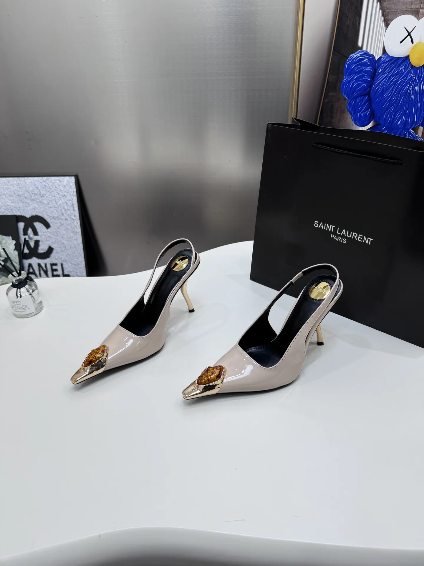 橙子出厂价💰105 Saint lauret 圣罗兰 YSL新款 复古宝石高跟凉鞋 高跟鞋 细跟单鞋 优雅大气 各种小裙子搭配起来 完全不挑脚型哦 通透的闪钻在光线的照耀下呈现幻彩 真的美的过分 上脚显白的让人上头!细巧水晶链饰点亮脚踝纤雅线条 释放无限♾优雅魅力 探索更多臻选高跟鞋! 跟高:7CM、9CM 码数:34-40