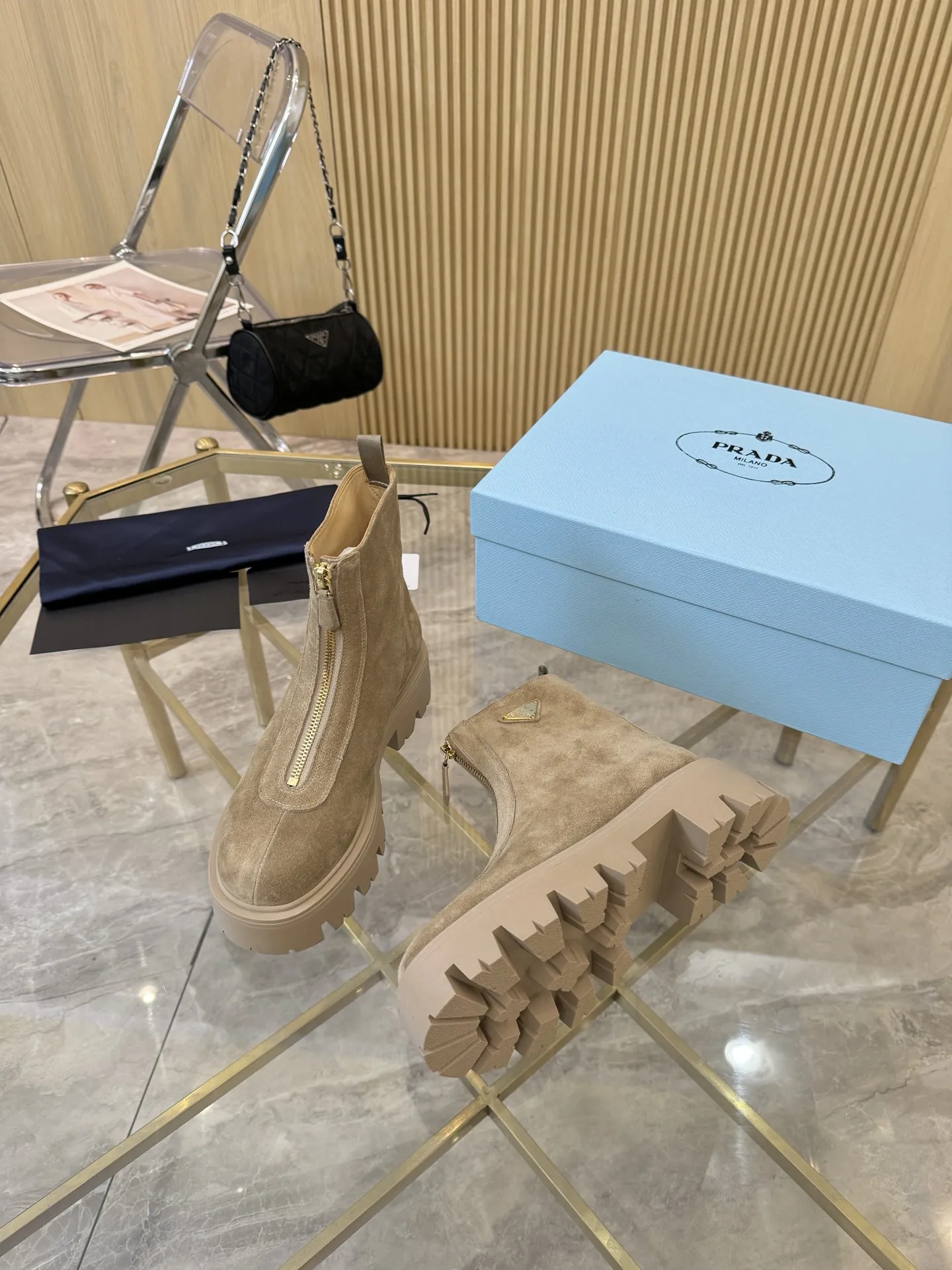 出厂价羊毛裡330.皮裡💰290 PRAD* 25ss普拉达经典三角标一脚蹬王炸女靴 冬天买不到的系列,绝对是今年的大爆款!!贼好看!Prada靴子真的很哇塞!上脚大气显腿瘦气质这块刚好拿捏 鞋面:牛猄 内里:牛皮,羊毛裡 大底:原板开模大底 Size:35-41