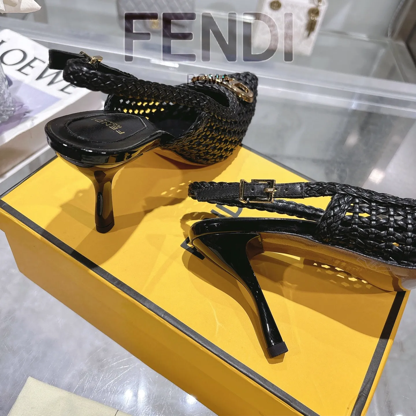 🎉🆕𝙁𝙀𝙉𝘿𝙄 🆕 | 芬迪 2025🆕🙌 编织镂空系带露跟高跟鞋凉鞋💯 〰 〰 🆕 🆕🆕 〰 〰 💯 出厂价： ♡真皮大底：300💰 ♡〰 ɪɴғᴏʀᴍᴀᴛɪᴏɴ 〰 ♡ Fendi编织镂空性感高跟鞋。 手工编织皮革镂空透气柔软清爽面料～～鞋侧高端金属扣系带开合精简利落✨ 高级编织精美鞋面&重工镶钻金色金属五金扣，搭配出质感奢华高贵 线条流畅优美 精湛工艺在每一处细节尽显，穿上就气场十足～👍🔝。 ♡面料：手工编织皮革&特级羊皮。 特级羊皮里羊皮 垫脚 颜色：优雅黑、银光色 . 棕黄色. 纯白色。 ♡跟高：8. 𝒄𝒎 ♡Size：35-41（41定做不予退换，先付款后生产❤️ ）