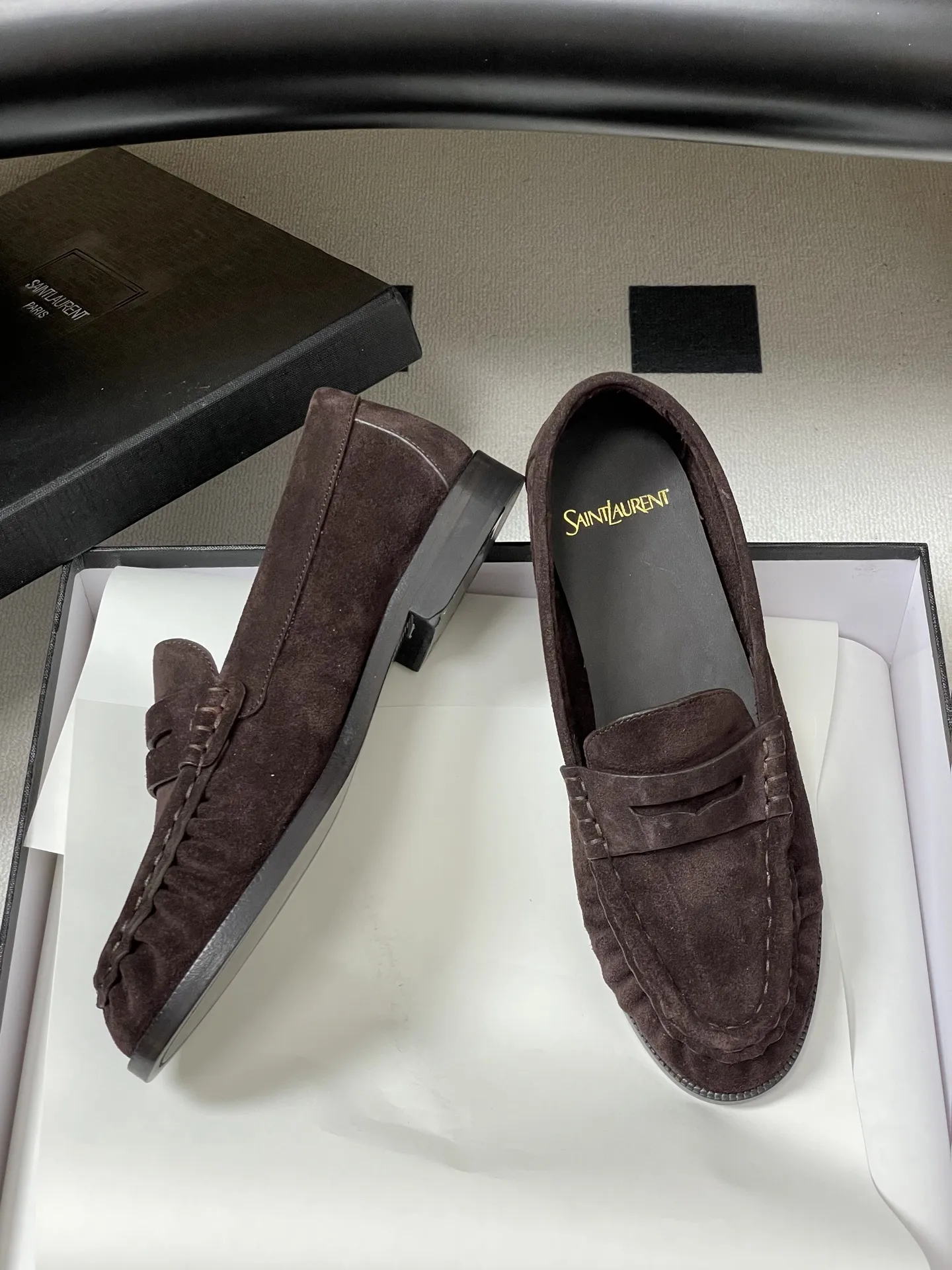 p310-顶级品质 Saint Laurent 圣罗兰fw26 new arrival～ YSL LE LOAFER系列 26Fw春夏新款复古质感鳗鱼纹褶皱乐福鞋/穆勒鞋麂皮绒面老钱风单鞋/半拖鞋一脚蹬休闲鞋 标志性褶皱鞋头+手工莫卡辛缝线，自带复古松弛感；鞋身是乐福鞋经典一脚蹬设计，搭配金属YSL标志，简约又有辨识度。 皮革内衬+真皮大底，质感和舒适度都在线。风格适配性强，既能搭正装（西装/裙装）走精致路线，也能配休闲装，牛仔裤/卫衣，打造松弛感，属于&ldquo;一鞋多穿&rdquo;的轻奢单品。 鞋面：牛皮/胎牛反绒/牛油皮 内里垫脚：丝绸羊皮 鞋底：意大利双层加厚真皮大底 码数：35-39（40.41定做不退换）