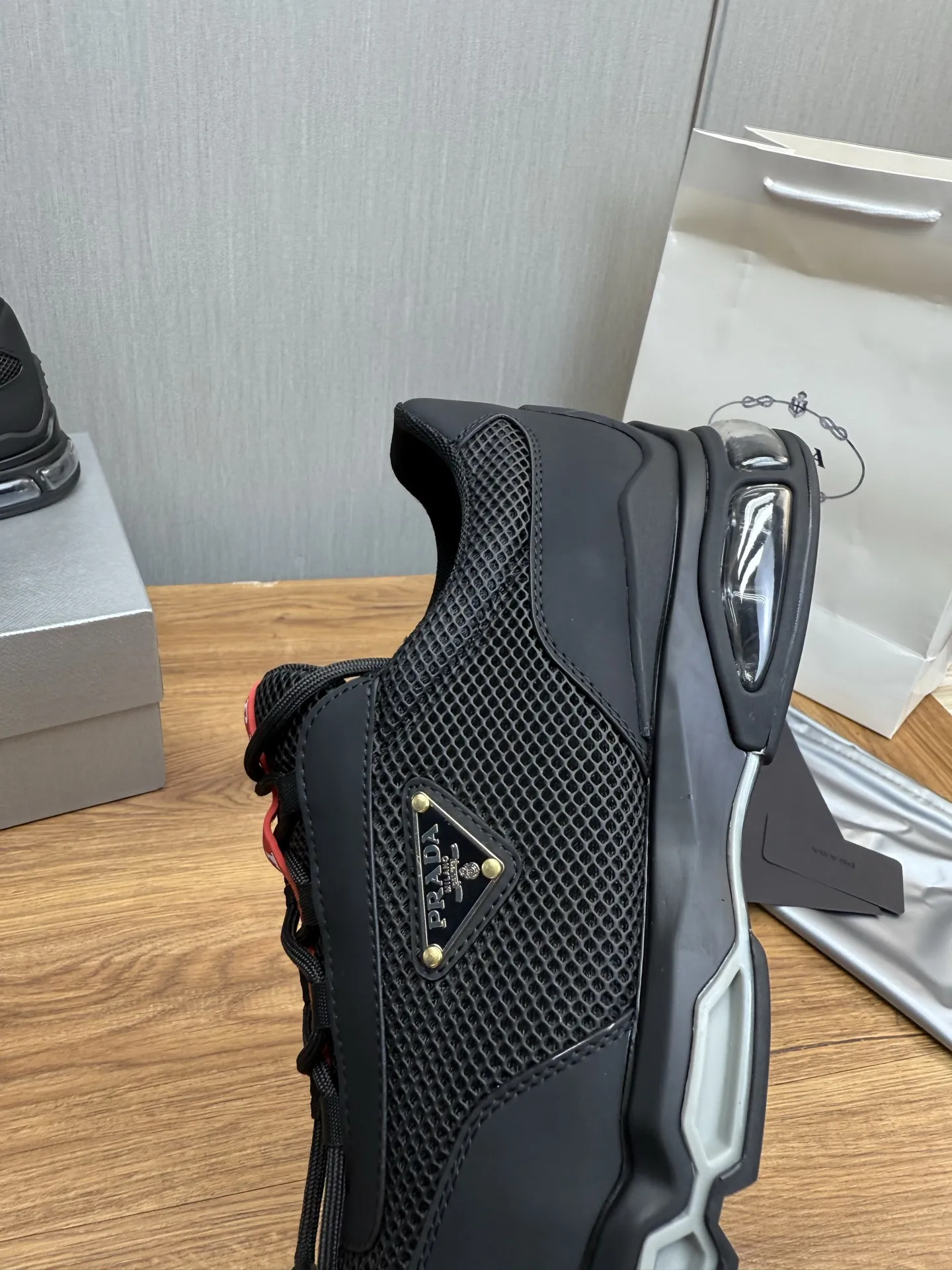 工厂价350💰 【PRADA普拉达】男鞋专柜爆款,高品质出货✔️官网同步 原版进口牛皮配舒适网面+牛皮内里,1⃣️比1⃣️复刻 ,原厂抽空气垫原版底,38-45