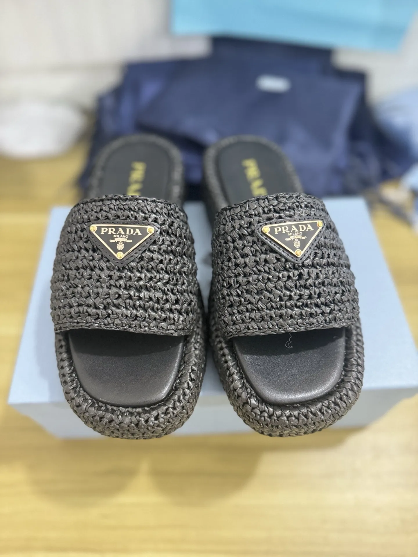 出厂价💰230🔥普拉达新款编织鞋草编凉拖鞋！ 今年流行的草编系列，懒人必备拖鞋上脚是如此的好看了，这款纯手工编织的太爱了 编织拖鞋 进入炎热仲夏，更想袒露心迹，&ldquo;若隐若现&rdquo;的草编包、草编鞋🔥火上街头，满载夏日风采。穿上它，从心情上给自己&ldquo;降降温&rdquo;！夏日的到来，闷热的天气让人总是穿不住包覆整个脚的包鞋，但拖鞋、凉鞋又非常挑场合，因此这时候正适合来一双草编拖鞋。复古带着时尚、又不失随性感，脚一踩就能出门，透气材质加上草编的凉感，脚感温度感觉仿佛降了一度，完全就是夏日的懒人时尚配件。 ✅鞋面：原版纯手工编织 ✅鞋垫：透气羊皮 ✅鞋底：树纹组合/防滑橡胶底 ✅码数：35－42