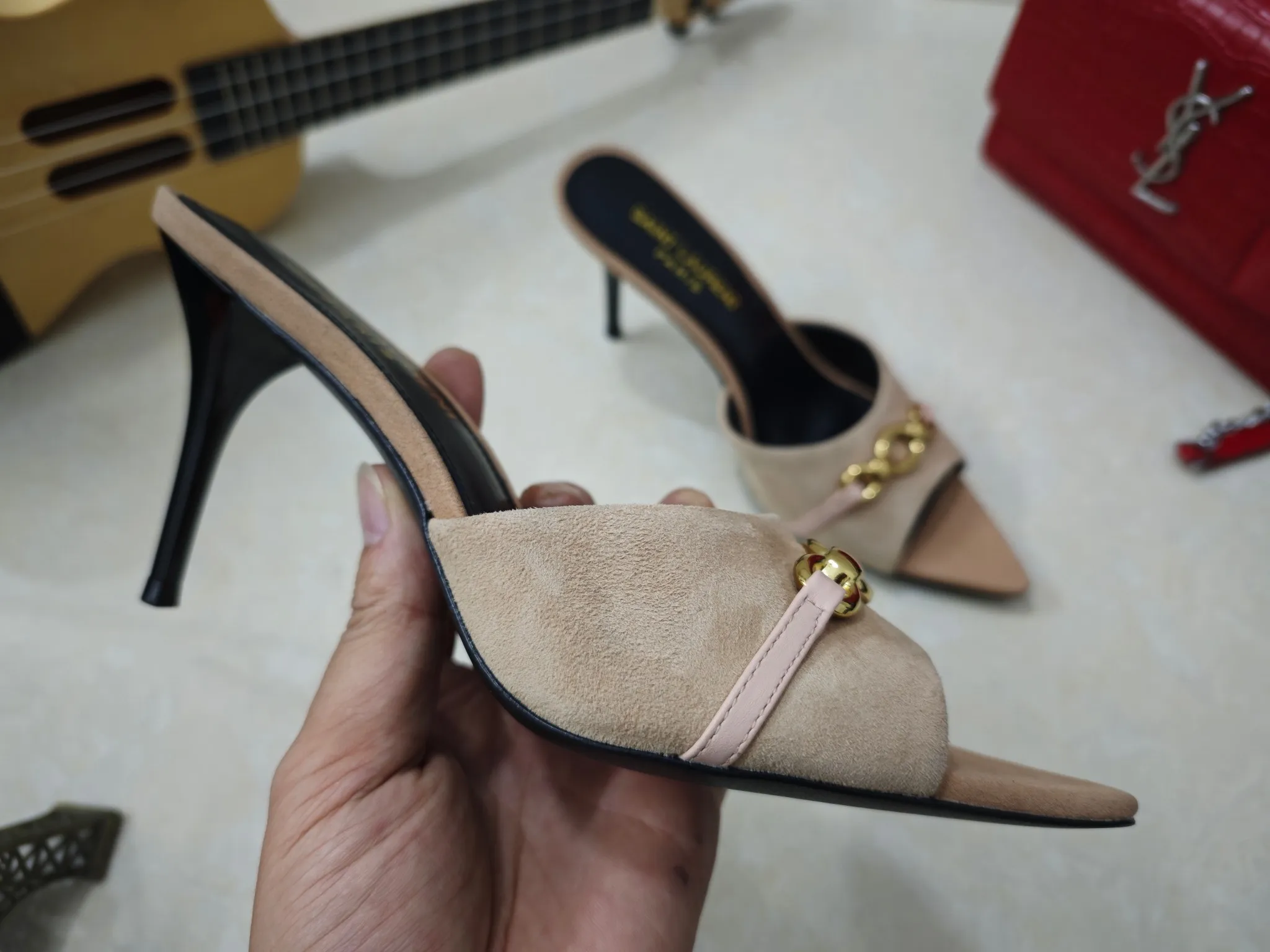 工厂价💰240【Saint Laurent】圣罗兰、细跟ysl字凉鞋💃2025早春专柜同步最新款、YSL、装饰👠 经典上乘美艳力作 专柜最火春夏系列 兼备气质 时尚 经典耐看的设计风格 😌上脚效果特别美〰️，材料采用🇮🇹意大利进口黑羊猄、内里、垫脚；绵羊皮、中跟凉鞋，码数35-41码（34.41.42要定做，不退换）大底；进口真皮大底、配专柜全套包装