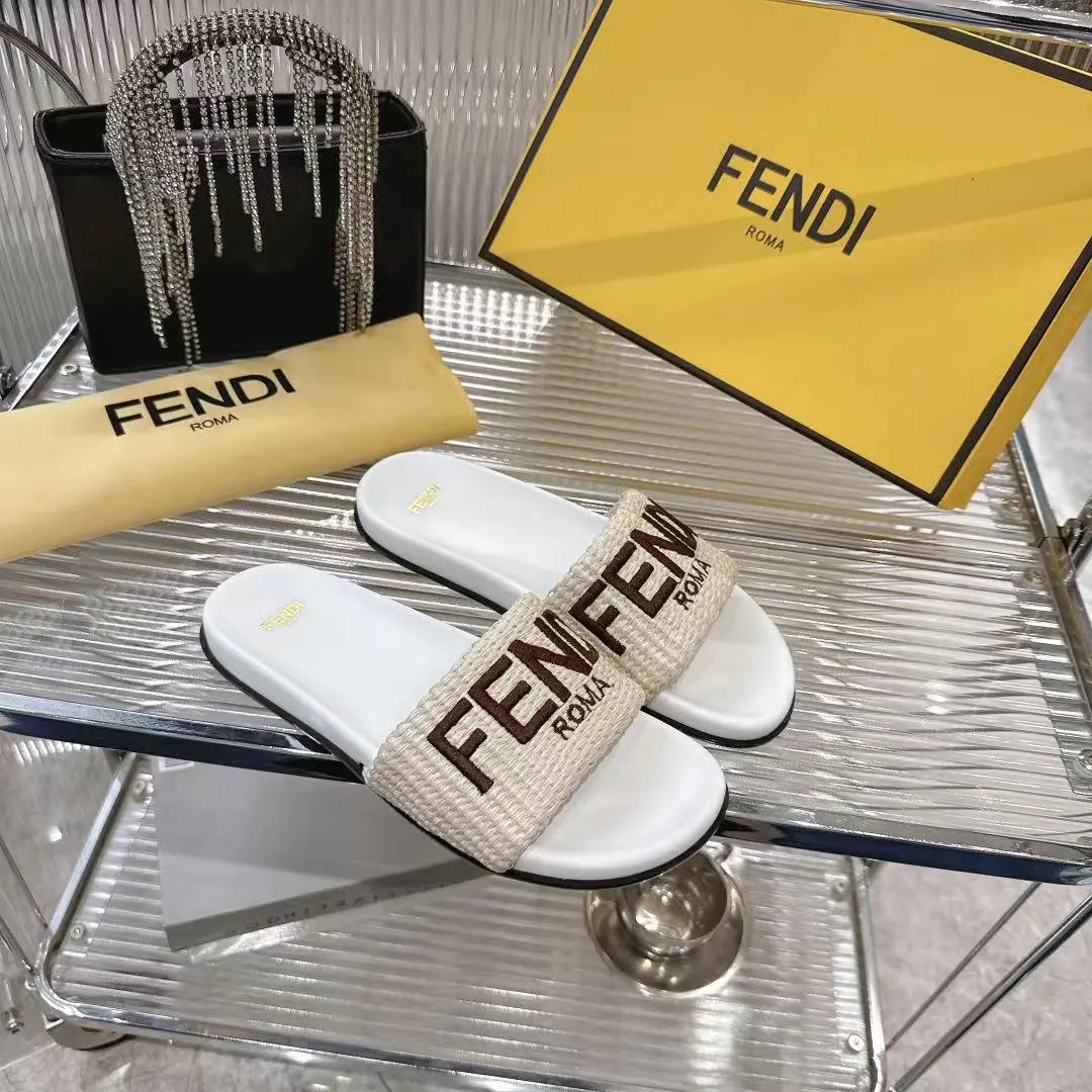 💰180元Fendi 25ss 芬迪系列平底拖鞋 每年必备FF拖今年还加了新的系列,美到无法言喻 绝好的穿着舒适感可是经典必备,各种风格搭配都Hold的住! ▪面料:进口原版编织 ▪内里:羊皮 ▪跟高:平底/3cm ▪鞋底:原版开模生胶底 ▪Size:35-39(40.41定做)
