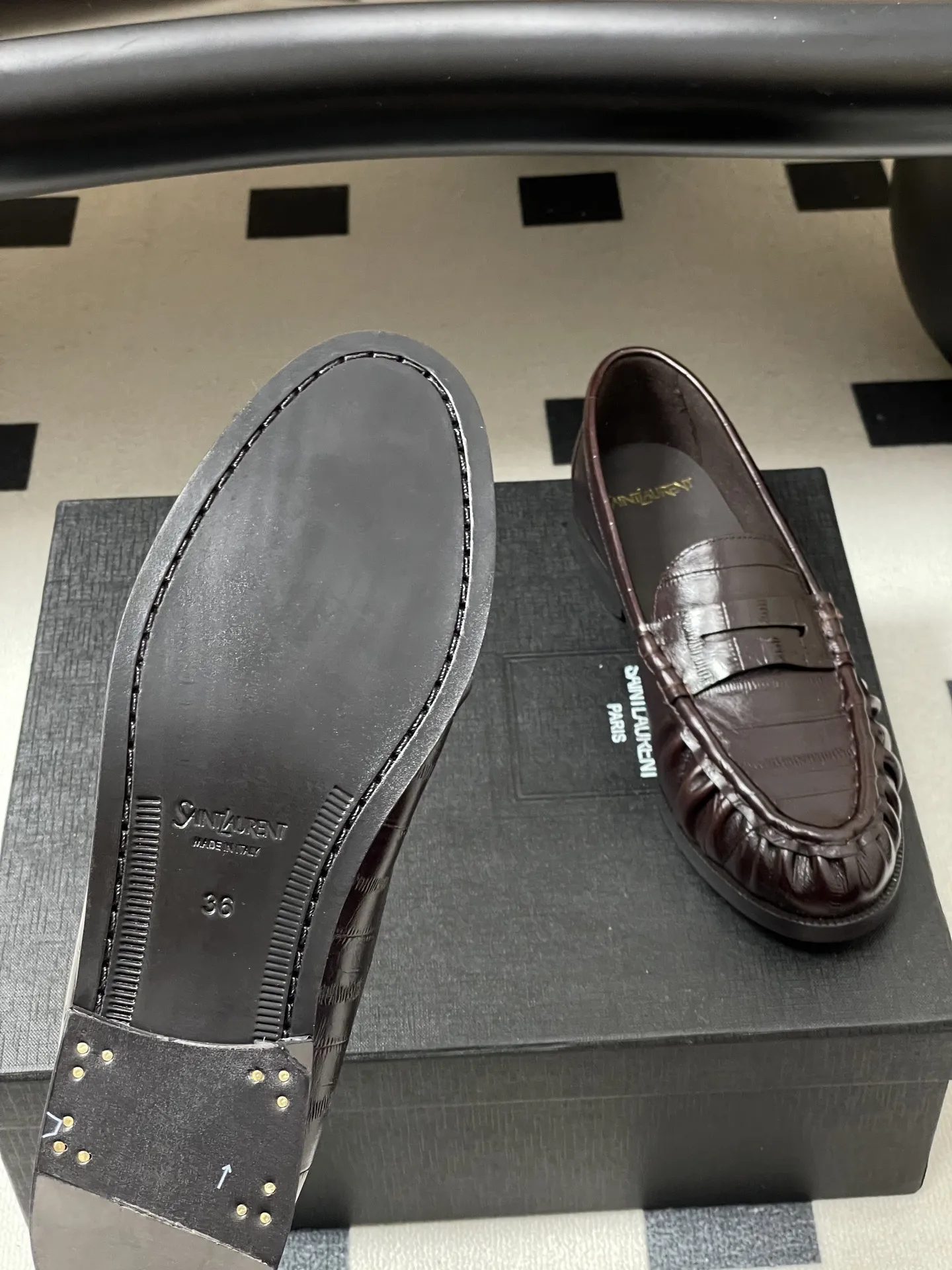 p310-顶级品质 Saint Laurent 圣罗兰fw26 new arrival～ YSL LE LOAFER系列 26Fw春夏新款复古质感鳗鱼纹褶皱乐福鞋/穆勒鞋麂皮绒面老钱风单鞋/半拖鞋一脚蹬休闲鞋 标志性褶皱鞋头+手工莫卡辛缝线，自带复古松弛感；鞋身是乐福鞋经典一脚蹬设计，搭配金属YSL标志，简约又有辨识度。 皮革内衬+真皮大底，质感和舒适度都在线。风格适配性强，既能搭正装（西装/裙装）走精致路线，也能配休闲装，牛仔裤/卫衣，打造松弛感，属于&ldquo;一鞋多穿&rdquo;的轻奢单品。 鞋面：牛皮/胎牛反绒/牛油皮 内里垫脚：丝绸羊皮 鞋底：意大利双层加厚真皮大底 码数：35-39（40.41定做不退换）