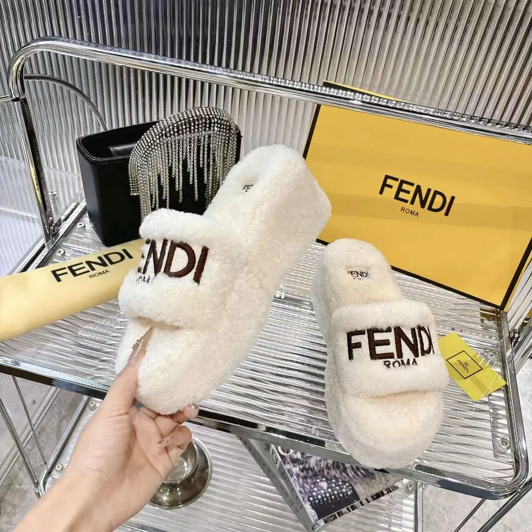 l新款 FENDI 芬迪毛毛拖,专柜原装正版原版复刻爆款来袭✨今天给你们分享这款超火的 FENDI 芬迪毛毛拖!👏 🐑采用原版羊羔毛,质感无敌,摸上去那叫一个柔软舒服,就像踩在云朵上☁️,而且真的是超级暖和 👠全真皮羊羔毛材质,尽显原版品质,从鞋面到鞋垫,每一处细节都彰显着精致与奢华。 😎上脚效果更是惊艳,不仅好看时尚,还能瞬间提升整体穿搭的格调,让你成为街头的时尚焦点。 🎁原版包装,仪式感满满。 📏码数:35 -40 码出厂价💰240元