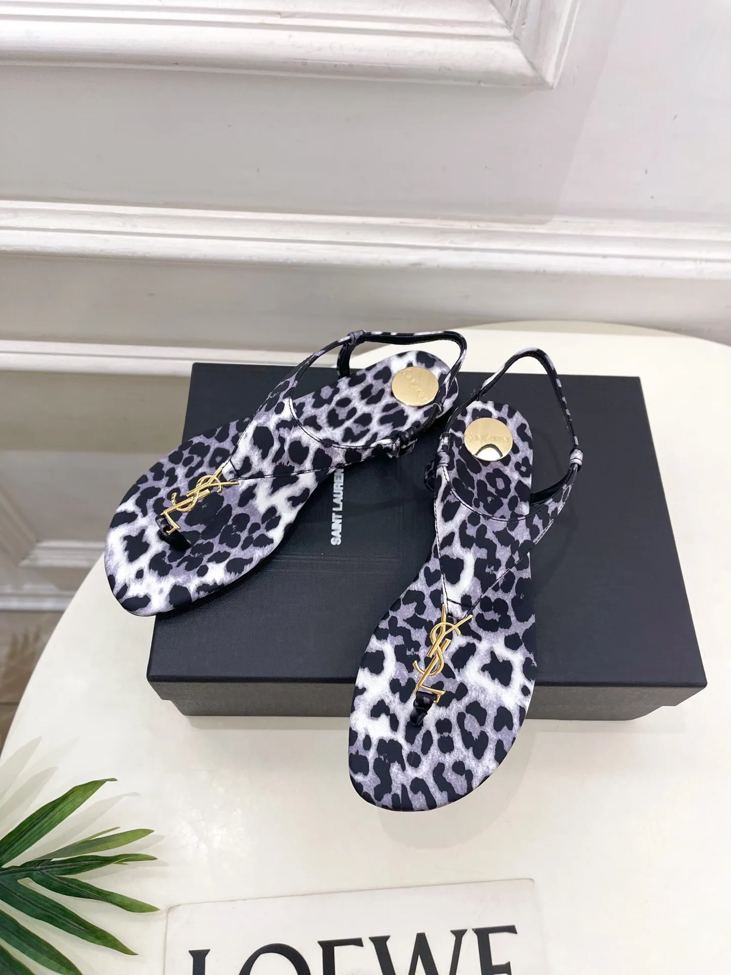 SAIN*LAURENT 圣罗兰 2025早春新品 YSL 夹脚凉鞋上新☑️ &mdash;&mdash;&mdash;&mdash;&mdash;&mdash;&mdash;&mdash;&mdash;&mdash;&mdash;&mdash;&mdash;&mdash; 顶级版‼️YSL超美的一款 以全新的诠释方式首发！极简主义风格 设计超级修饰腿型 复古时髦风格 随意搭配都好看！ 鞋面：原版定制布料 内里：进口混种羊皮 大底：意大利真皮大底 跟高：平底 码数：35-39（34、40可定做） 价格：💰250