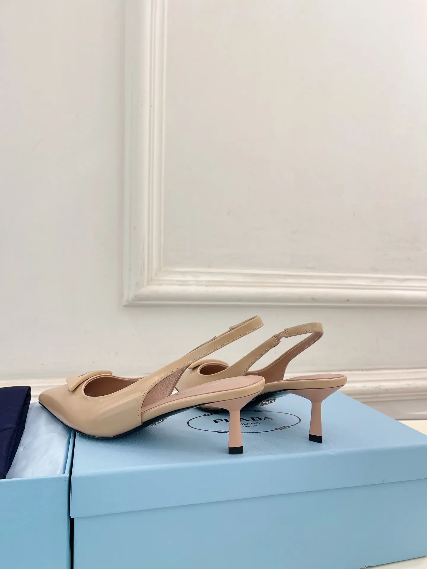 PRADA 普拉达 26𝐬𝐬 🌈2026春夏新品 专柜走秀款 经典三角标尖头露跟鞋系列〰 ◽鞋面：原版高定制开边珠/牛漆皮 ◽️ 内里：进口水染羊皮 ◽大底：原版意大利真皮大底 ◽️ 跟高：5.5cm ◽鞋码: 35-39（34.40.41.42.定做不退换） ◽出厂价：💰290