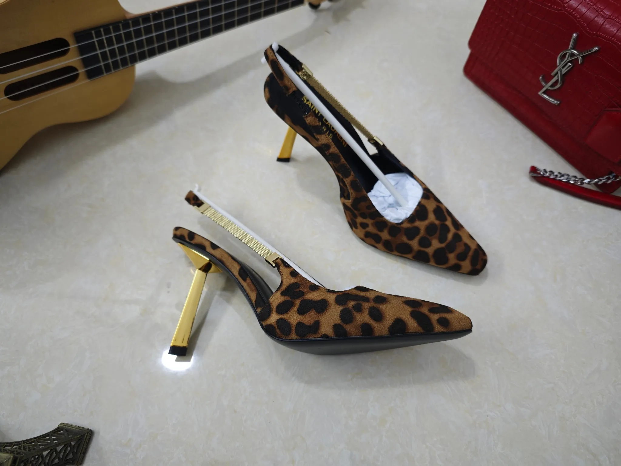 工厂价💰280【Saint Laurent】圣罗兰、高跟ysl字凉鞋💃2024早秋专柜同步最新款、YSL、装饰👠 经典上乘美艳力作 专柜最火春夏系列 兼备气质 时尚 经典耐看的设计风格 😌上脚效果特别美〰️,材料采用🇮🇹意大利进口小黑牛,进口黑漆皮、内里、垫脚;绵羊皮、细跟凉鞋,码数35-41码(34.41.42要定做,不退换)大底;进口真皮大底、配专柜全套包装