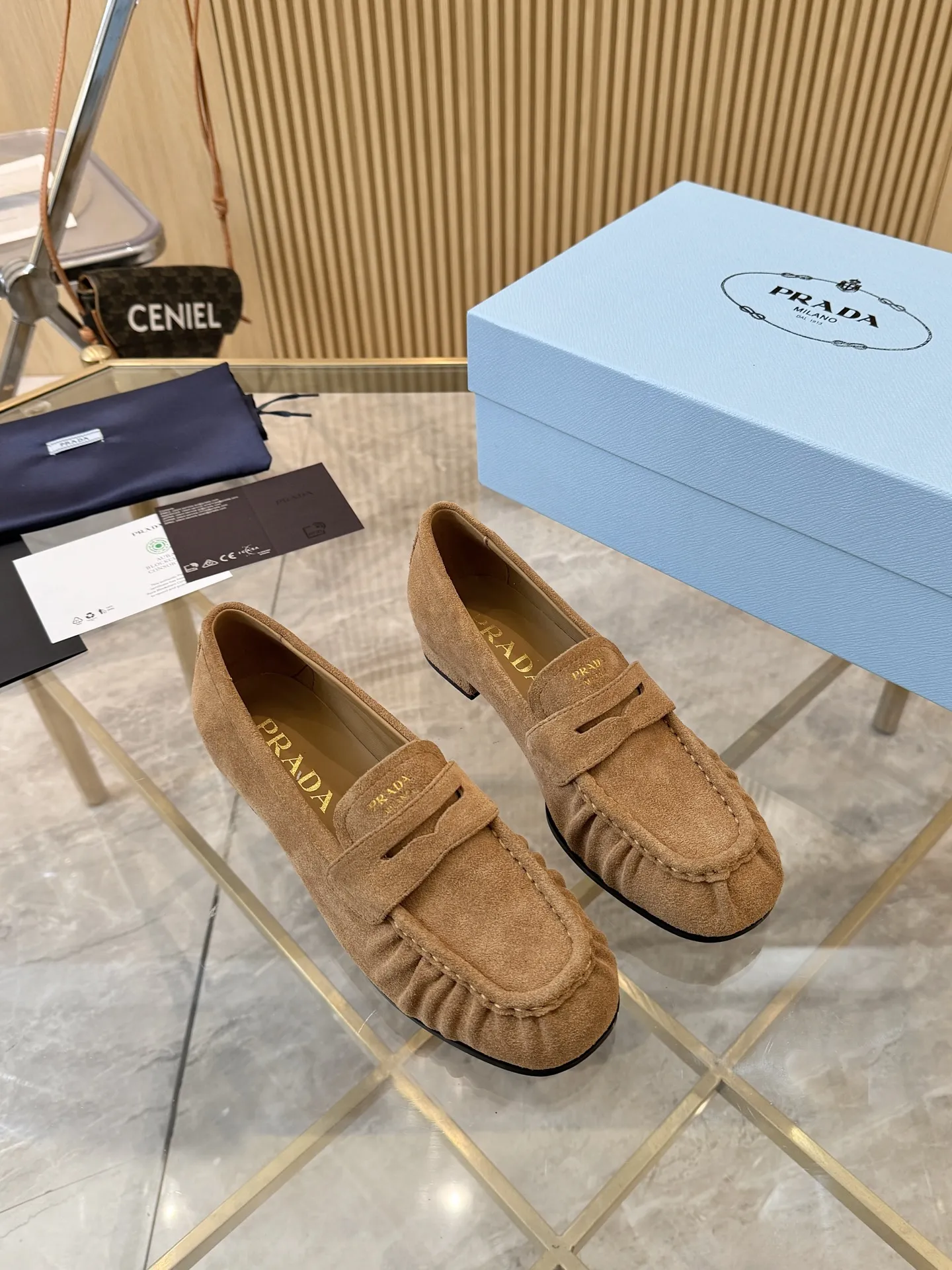 P250.皮面+20 size:35-42(41.42定制) 普拉达褶皱乐福鞋,深棕皮革+褶皱设计,复古又时髦!鞋面柔软,平底超舒适,通勤休闲都能轻松驾驭 。金属Logo点缀,品牌感满满,英伦风一脚蹬,穿脱超方便~无论搭西装裤还是牛仔裤,都能轻松打造随性高级感,是秋冬百搭神器