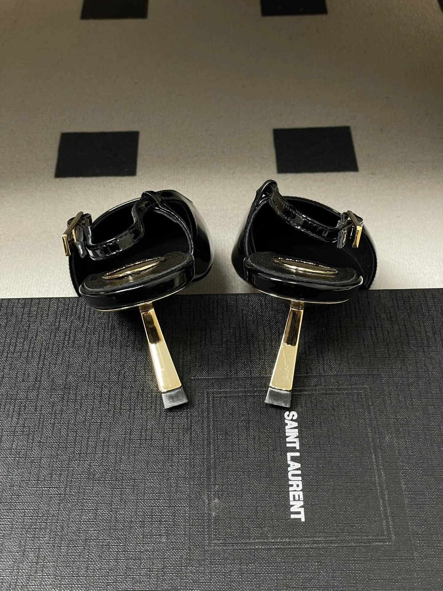 p290- Saint Laurent fw25 new arrival~ YSL圣罗兰2026春夏新款尖头小猫跟后空凉鞋亮面高跟鞋🆕异形金色跟凉鞋 整个鞋非常的简约大气~小尖头更加的精致时髦可以看到我们鞋子侧面是按照人体腿型设计出来的弧度~上脚非常秀气好看不挑人~拉长腿型~适合各种场合搭配~秋冬穿搭必备单品! 鞋面:牛漆皮 内里垫脚:羊皮 鞋底:意大利真皮大底 跟高:5.5cm 码数:35-39(40.41定做不退换)