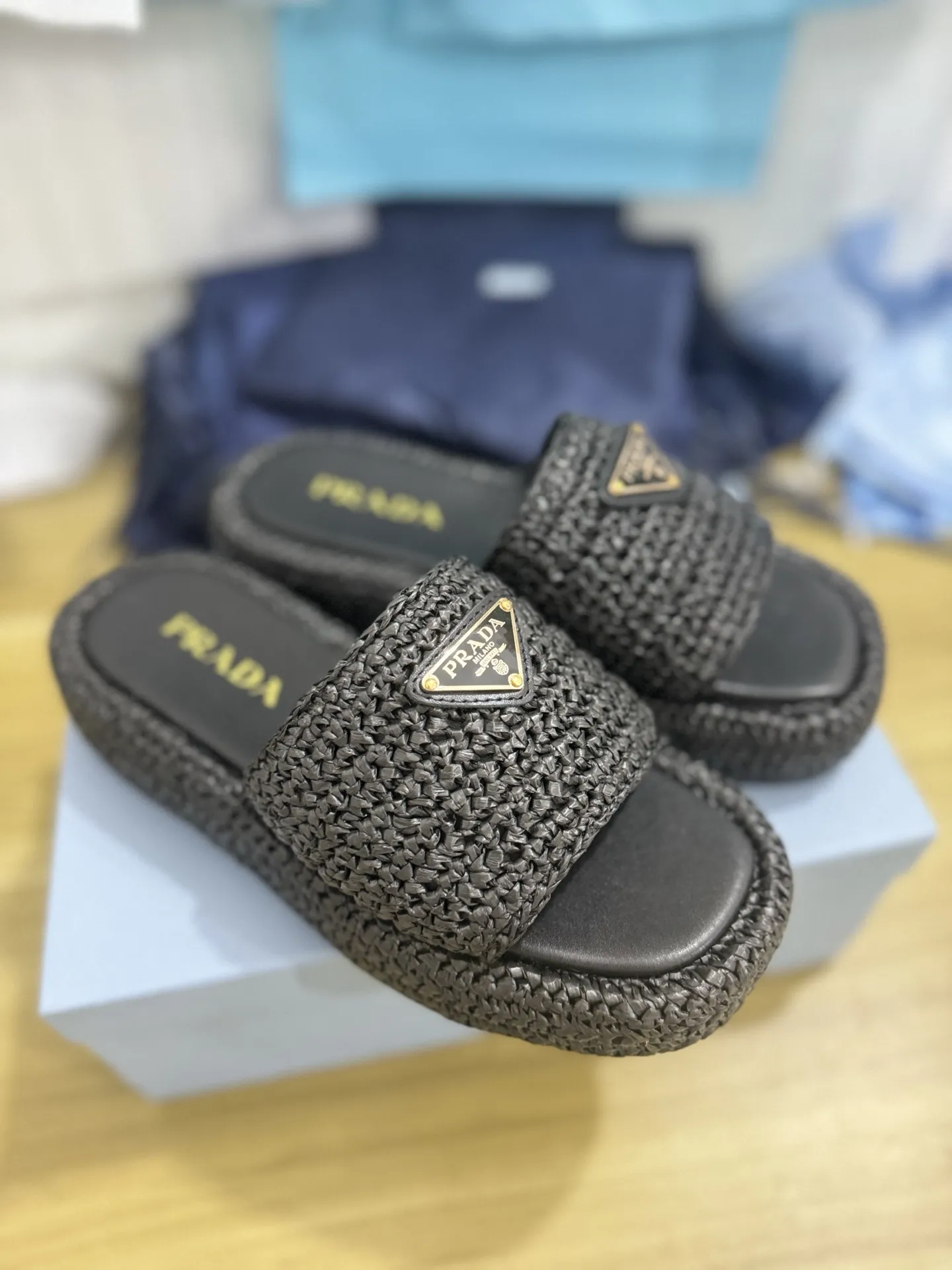 出厂价💰230🔥普拉达新款编织鞋草编凉拖鞋！ 今年流行的草编系列，懒人必备拖鞋上脚是如此的好看了，这款纯手工编织的太爱了 编织拖鞋 进入炎热仲夏，更想袒露心迹，&ldquo;若隐若现&rdquo;的草编包、草编鞋🔥火上街头，满载夏日风采。穿上它，从心情上给自己&ldquo;降降温&rdquo;！夏日的到来，闷热的天气让人总是穿不住包覆整个脚的包鞋，但拖鞋、凉鞋又非常挑场合，因此这时候正适合来一双草编拖鞋。复古带着时尚、又不失随性感，脚一踩就能出门，透气材质加上草编的凉感，脚感温度感觉仿佛降了一度，完全就是夏日的懒人时尚配件。 ✅鞋面：原版纯手工编织 ✅鞋垫：透气羊皮 ✅鞋底：树纹组合/防滑橡胶底 ✅码数：35－42