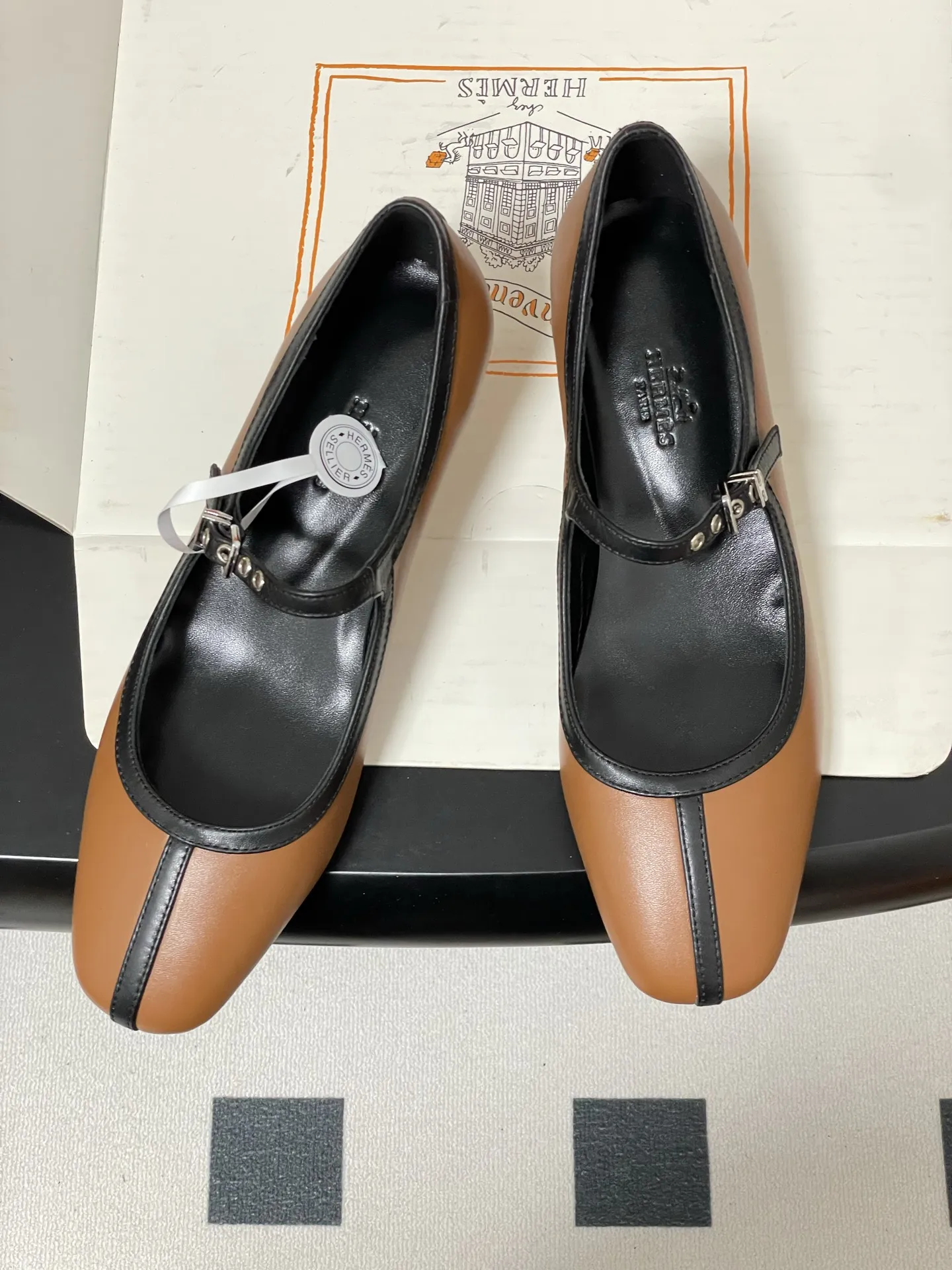 p330-顶级品质 Hermes 爱马仕🐎 H家25s早秋新款 Lilibeth 40高跟鞋 芭蕾舞鞋玛丽珍小猫跟单鞋 Toscan小牛皮高跟鞋,搭配标志性‘H’鞋扣和撞色滚边。打造精致柔美造型。 尖头设计经典且时尚,能够在视觉上拉长腿部线条,使双脚看起来更加修长。鞋面上有一条细长的鞋带,增加了鞋子的层次感和设计感。鞋带上配有一个精致的金属扣装饰,为整体造型增添了一丝亮点和时尚感。 这双鞋整体风格简约而不失优雅,融合了经典与时尚元素。主色调使其具有很强的百搭性,无论是搭配正式的服装还是休闲的服饰,都能展现出不同的风格魅力。 鞋面:小牛皮/定制真丝绒 内里垫脚:小羊皮 鞋底:意大利A级真皮大底 跟高:4cm 码数:35-39(40.41.42 定做不退换)