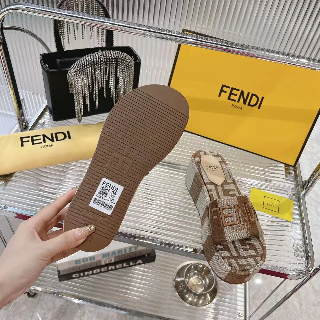 P200元，𝐅𝐄𝐍𝐃*芬迪全新力作来袭！经典爆款的懒人拖，拥有顶级品质，乃是跑量爆款！请认准咱家的品质与做工哟！ 🆚 ꫛꫀꪝ Go➫ 其材质为：进口原版编织材质，内里统统采用山羊皮，还有原版的耐磨防滑大底。码数为 35 至 41，[40、41 可定制]。