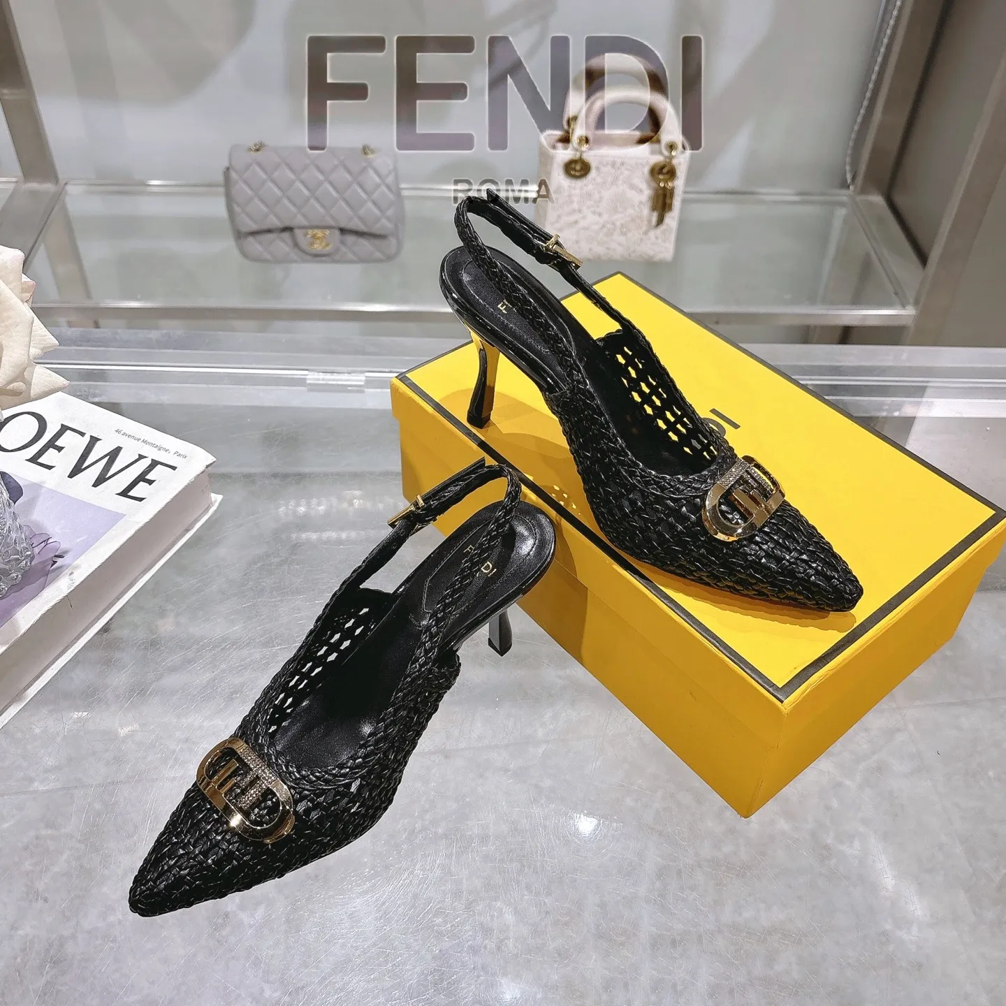 🎉🆕𝙁𝙀𝙉𝘿𝙄 🆕 | 芬迪 2025🆕🙌 编织镂空系带露跟高跟鞋凉鞋💯 〰 〰 🆕 🆕🆕 〰 〰 💯 出厂价: ♡真皮大底:300💰 ♡〰 ɪɴғᴏʀᴍᴀᴛɪᴏɴ 〰 ♡ Fendi编织镂空性感高跟鞋。 手工编织皮革镂空透气柔软清爽面料~~鞋侧高端金属扣系带开合精简利落✨ 高级编织精美鞋面&重工镶钻金色金属五金扣,搭配出质感奢华高贵 线条流畅优美 精湛工艺在每一处细节尽显,穿上就气场十足~👍🔝。 ♡面料:手工编织皮革&特级羊皮。 特级羊皮里羊皮 垫脚 颜色:优雅黑、银光色 . 棕黄色. 纯白色。 ♡跟高:8. 𝒄𝒎 ♡Size:35-41(41定做不予退换,先付款后生产❤️ )