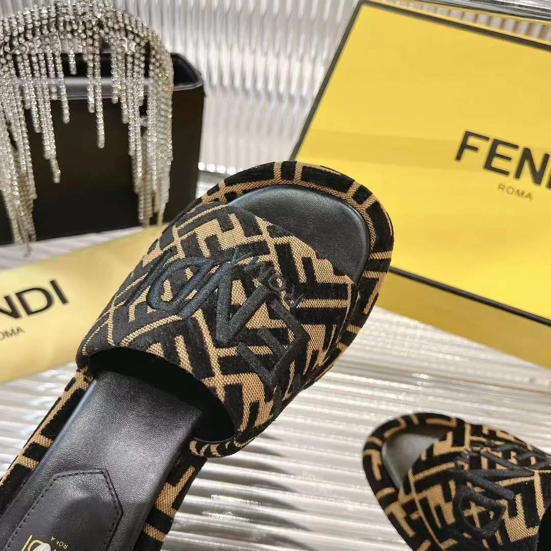 2025新款Fendi芬迪家的水台拖鞋全新上线,这波新品简直杀疯了💥每年必火的FF拖,今年又玩出新花样,新加入的水台设计,直接美到失语🤯。脚感舒适到不想脱,经典地位稳稳拿捏,不管是甜妹风、酷飒风,还是休闲风,它都能完美适配,时尚感狠狠拿捏住! 🪡面料用的是原版进口布料,搭配超精致的电绣工艺,内里是柔软亲肤的羊皮,真皮大底耐磨又有质感,每一处细节都在彰显高级。 🍬跟高:4.5cm 🍬尺码:35 - 41(41定做,不退不换) 🍬出厂价:220元,