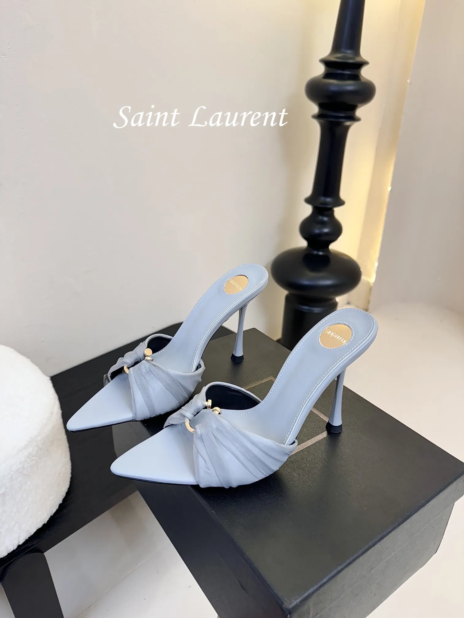 💰260 Saint Laurent / 圣罗兰Lee金属钻链条尖头高跟鞋YSL姐姐的美丽尤物高跟鞋 又是人间圣罗兰 Rose同款的高跟鞋化很好修饰脚型,奢华金属链 这几年SLP是在高跟鞋越来越懂女人了朝摒奔了防水台款的尴尬设计印象ysl绝美高跟鞋 鞋面:真丝 鞋底:真皮大底 跟高:约11cm 尺码:35-42(40-42定制不退不换)