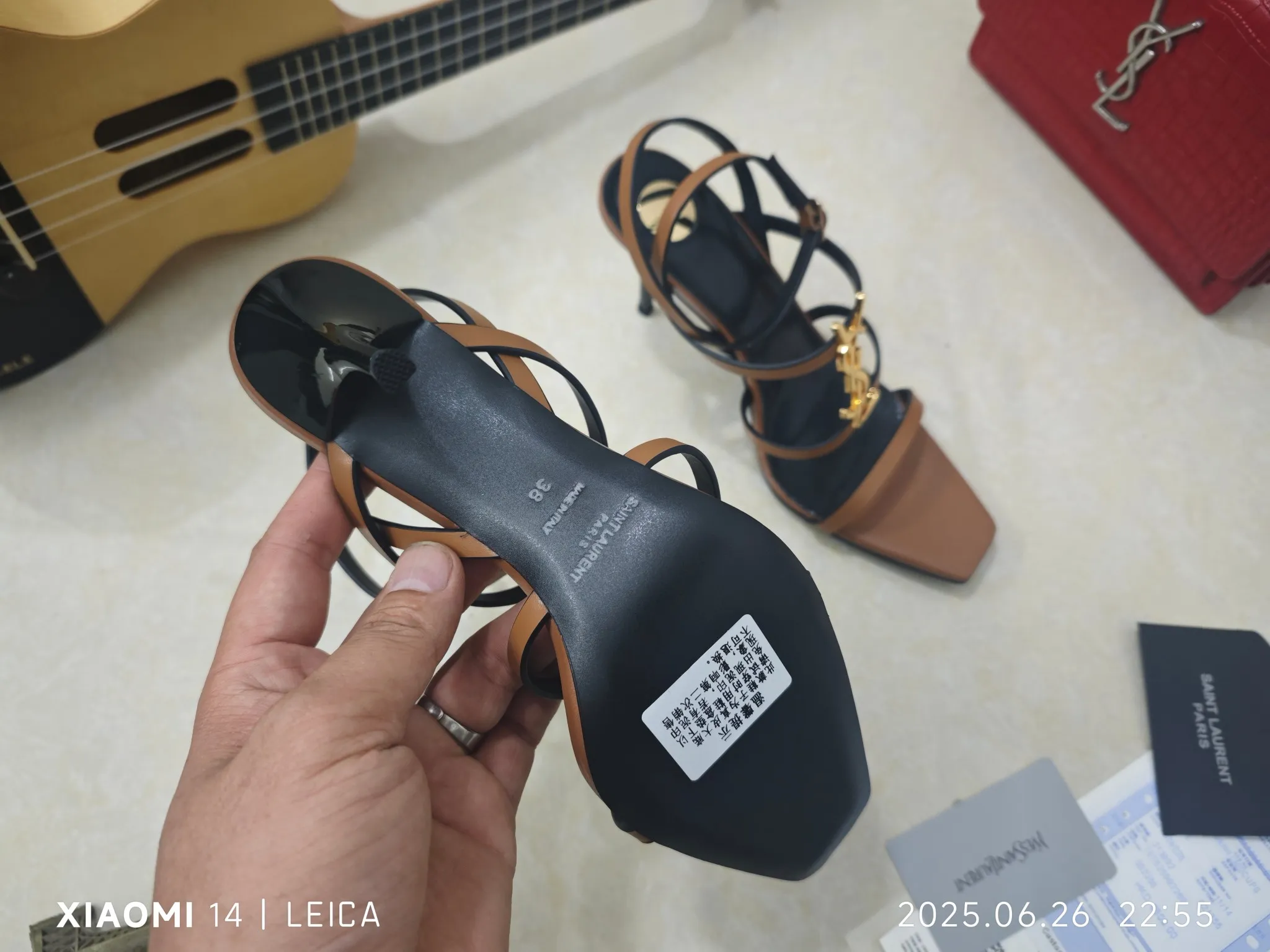 工厂价💰240【Saint Laurent】圣罗兰、细跟ysl字凉鞋💃2025早秋专柜同步最新款、YSL、装饰👠 经典上乘美艳力作 专柜最火春夏系列 兼备气质 时尚 经典耐看的设计风格 😌上脚效果特别美〰️，材料采用🇮🇹意大利进口小黑牛，进口黑漆皮、内里、垫脚；绵羊皮、跟高 细跟9cm 码数35-41码（34.41.42要定做，不退换）大底；进口真皮大底、配专柜全套包装