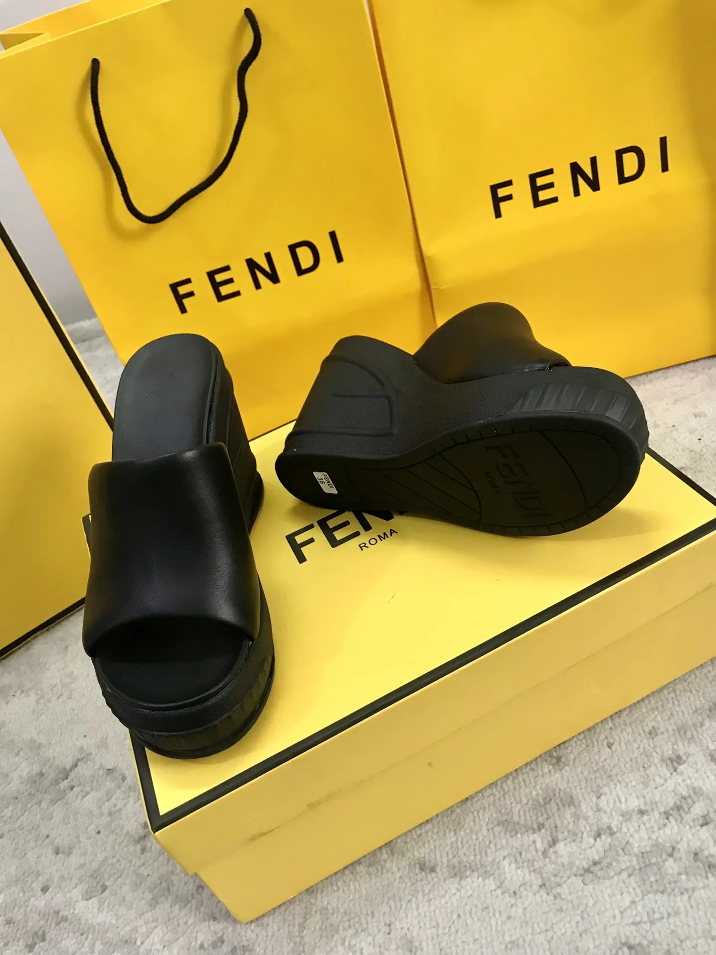 Fendi芬迪系列水台拖鞋顶级上新💫✨ ☪︎ 每年必备FF拖今年还加了新的水台系列，美到无法言喻💭绝好的穿着舒适感可是经典必备，各种风格搭配都Hold的住！🦋 🤎材质：全山羊皮内里 橡胶大底 🍬Size：35-41（41要订做不退换） 🍬High : 高跟8.5cm 🍬出厂价:220元