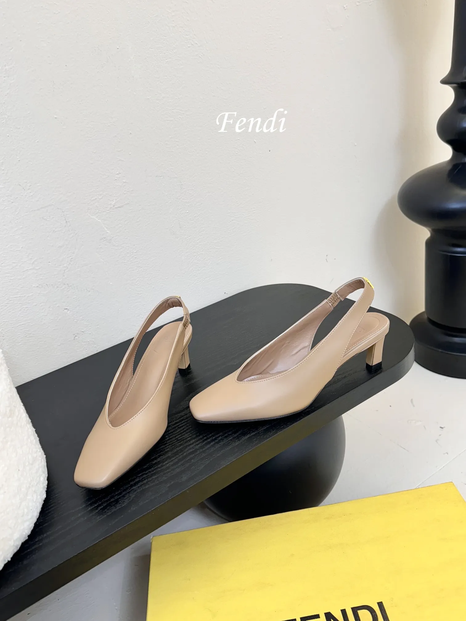 💰265 芬迪Fendi高跟鞋，小女人超闪blingbling白富美感觉来袭。 任何一款鞋履上脚，blingbling的超闪小女人就提现出来啦!穿着很舒适显脚的柔美线条不绷脚，颜色很艳丽没错啦!超显年轻的不分年龄均可穿着，上脚便是富家千金归来！！ 📒📒📒📒📒📒📒📒📒📒📒 当季新品，众所周知，Fendi鞋子永远设计为高级感满满的，高端大气上档次且百搭永不过时，时尚潮流追随的脚步却无法落下，每个小女子一生都必须拥有一双F家时装跟鞋。 💪💪💪💪💪💪💪💪💪💪💪 🔰面料：纳帕牛皮材质。 🔰大底采用高真原色意大利牛皮底，4,5cm高跟。 🔰内里和垫脚为意制混种绵羊皮。👠 🔰size：35/39（34 40 41 42订做）。 🔰颜色：官方多色系，正品所有颜色均可下单制作。