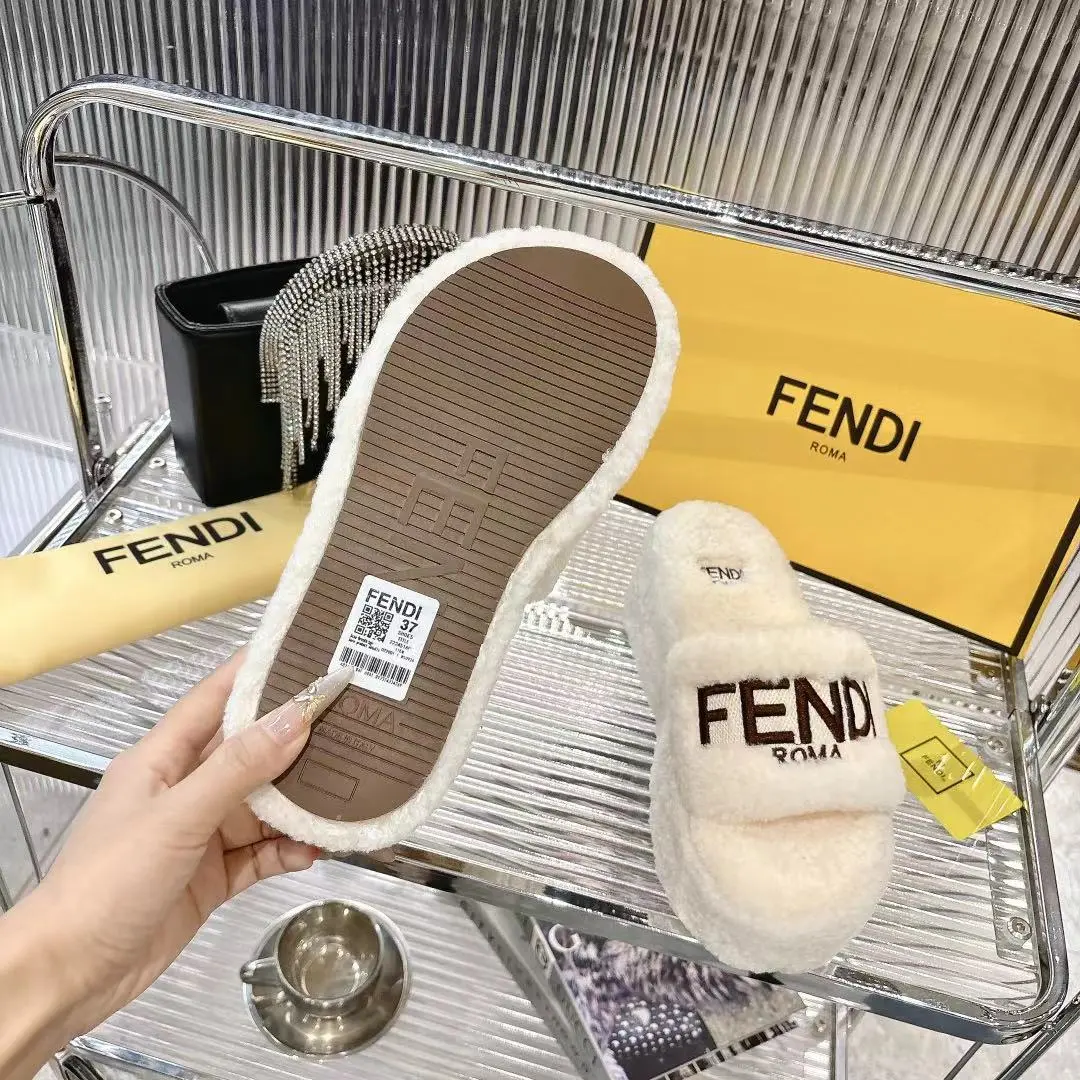 l新款 FENDI 芬迪毛毛拖，专柜原装正版原版复刻爆款来袭✨今天给你们分享这款超火的 FENDI 芬迪毛毛拖！👏 🐑采用原版羊羔毛，质感无敌，摸上去那叫一个柔软舒服，就像踩在云朵上☁️，而且真的是超级暖和 👠全真皮羊羔毛材质，尽显原版品质，从鞋面到鞋垫，每一处细节都彰显着精致与奢华。 😎上脚效果更是惊艳，不仅好看时尚，还能瞬间提升整体穿搭的格调，让你成为街头的时尚焦点。 🎁原版包装，仪式感满满。 📏码数:35 -40 码出厂价💰240元