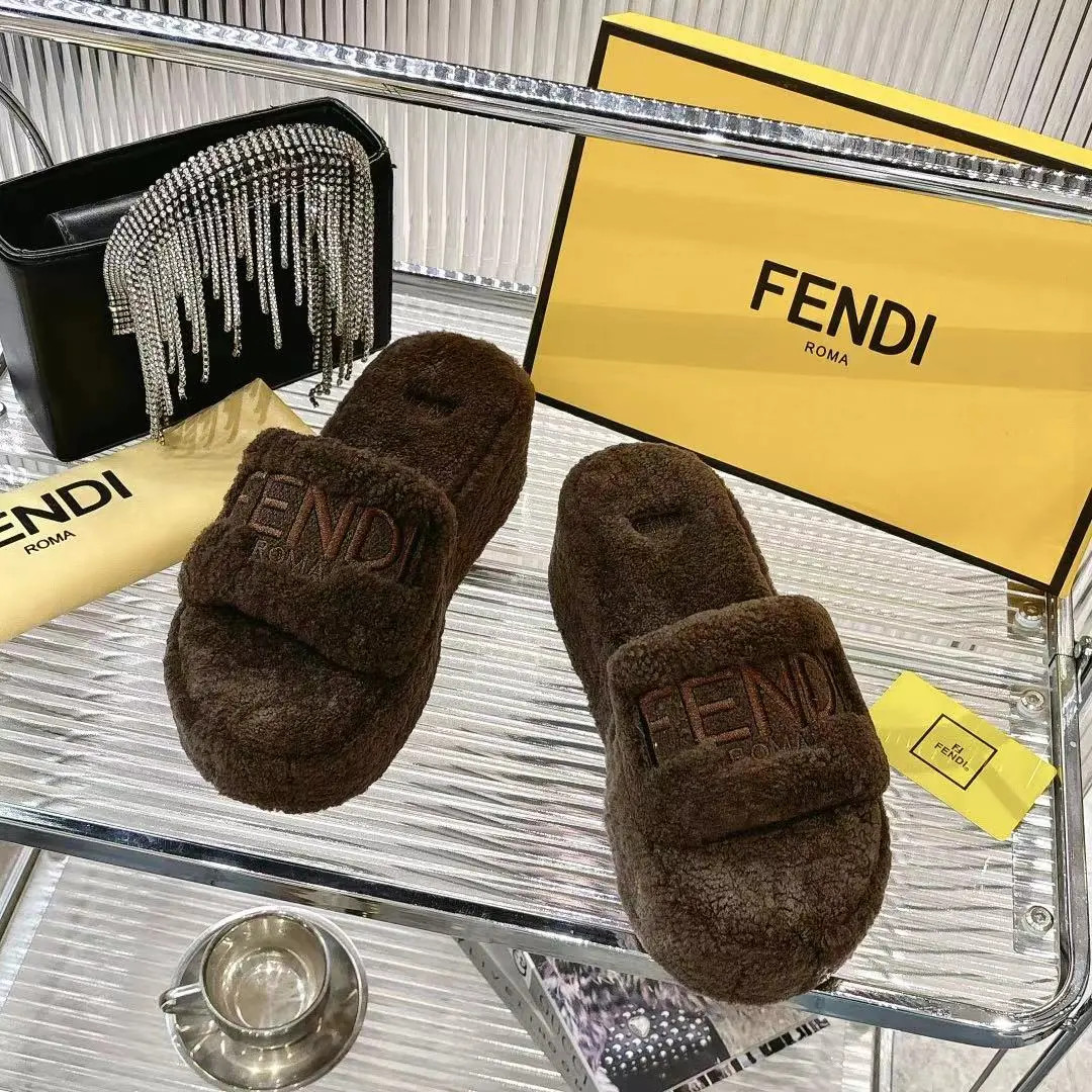 l新款 FENDI 芬迪毛毛拖，专柜原装正版原版复刻爆款来袭✨今天给你们分享这款超火的 FENDI 芬迪毛毛拖！👏 🐑采用原版羊羔毛，质感无敌，摸上去那叫一个柔软舒服，就像踩在云朵上☁️，而且真的是超级暖和 👠全真皮羊羔毛材质，尽显原版品质，从鞋面到鞋垫，每一处细节都彰显着精致与奢华。 😎上脚效果更是惊艳，不仅好看时尚，还能瞬间提升整体穿搭的格调，让你成为街头的时尚焦点。 🎁原版包装，仪式感满满。 📏码数:35 -40 码出厂价💰240元