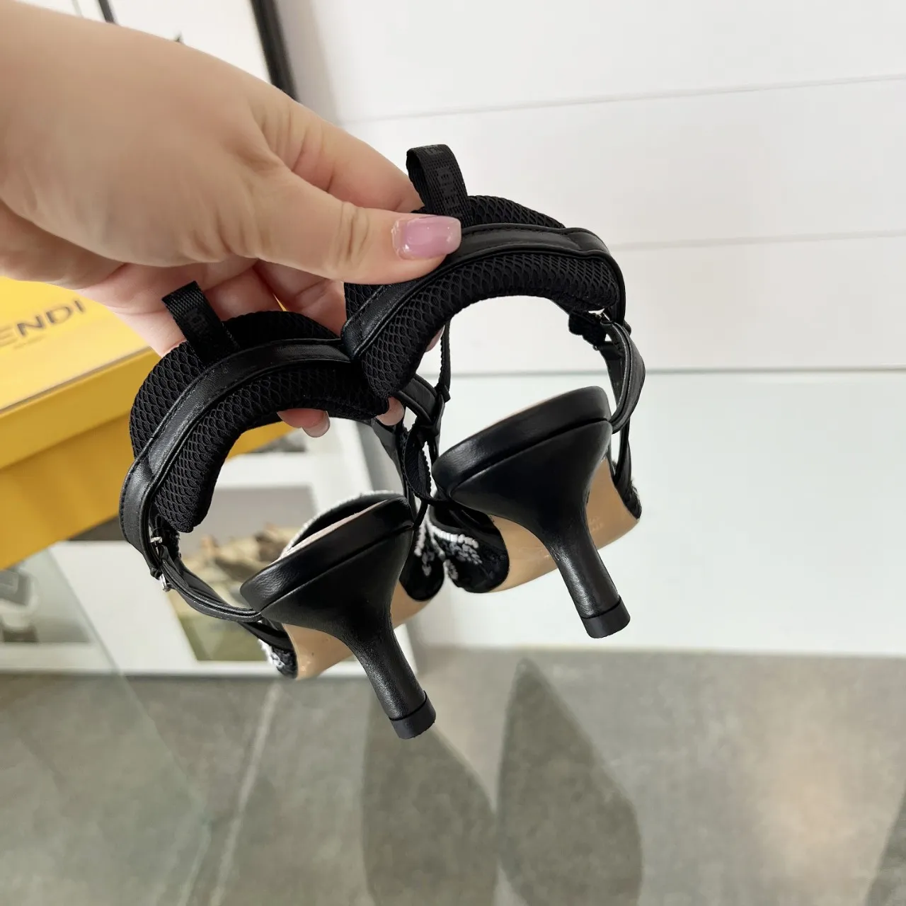 芬迪新款上线 跟高: 5.5 8.5 35-40（41、42、定做） P290芬迪新款上线 跟高: 5.5 8.5 35-40（41、42、定做） P290