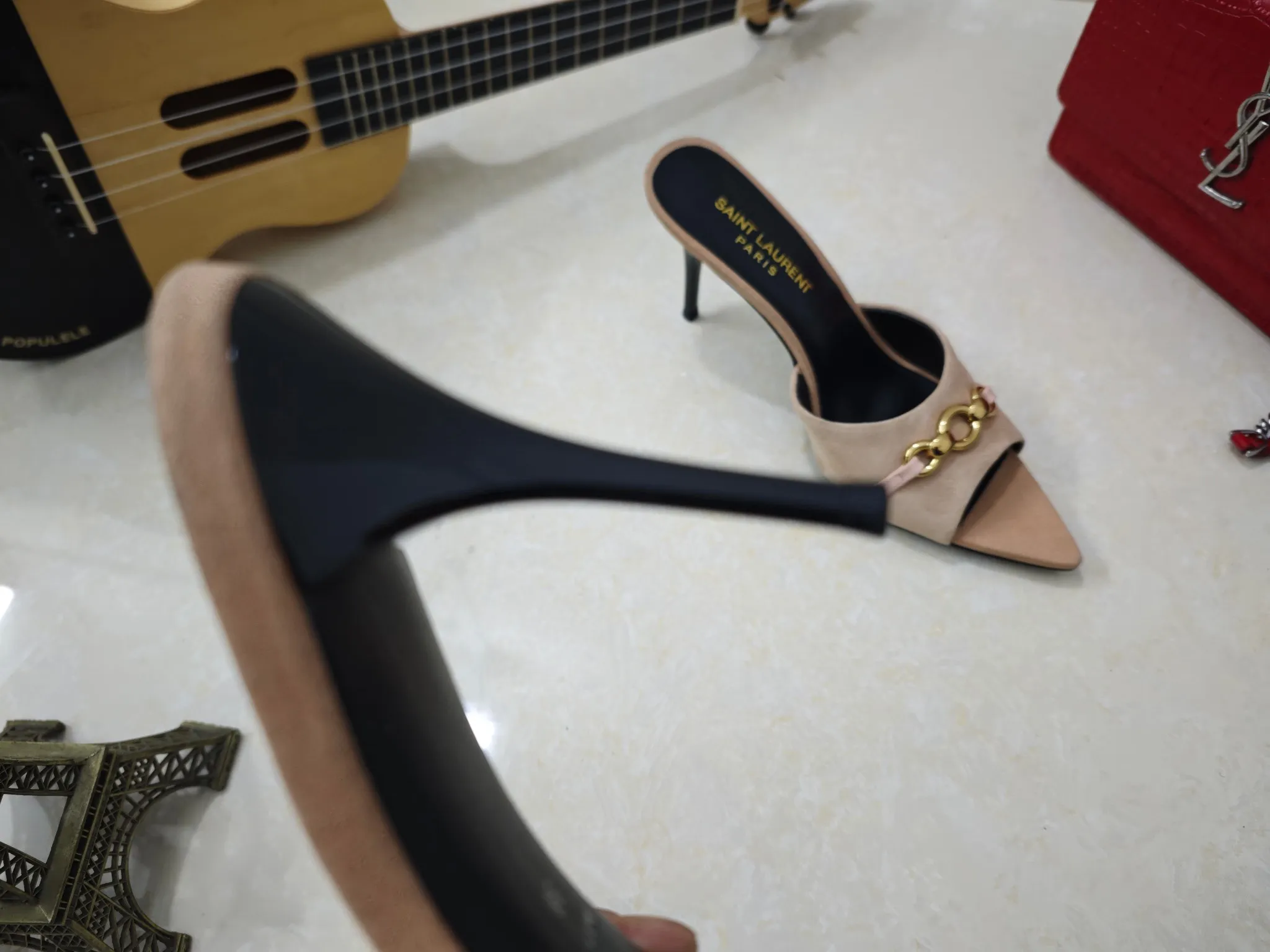 工厂价💰240【Saint Laurent】圣罗兰、细跟ysl字凉鞋💃2025早春专柜同步最新款、YSL、装饰👠 经典上乘美艳力作 专柜最火春夏系列 兼备气质 时尚 经典耐看的设计风格 😌上脚效果特别美〰️，材料采用🇮🇹意大利进口黑羊猄、内里、垫脚；绵羊皮、中跟凉鞋，码数35-41码（34.41.42要定做，不退换）大底；进口真皮大底、配专柜全套包装