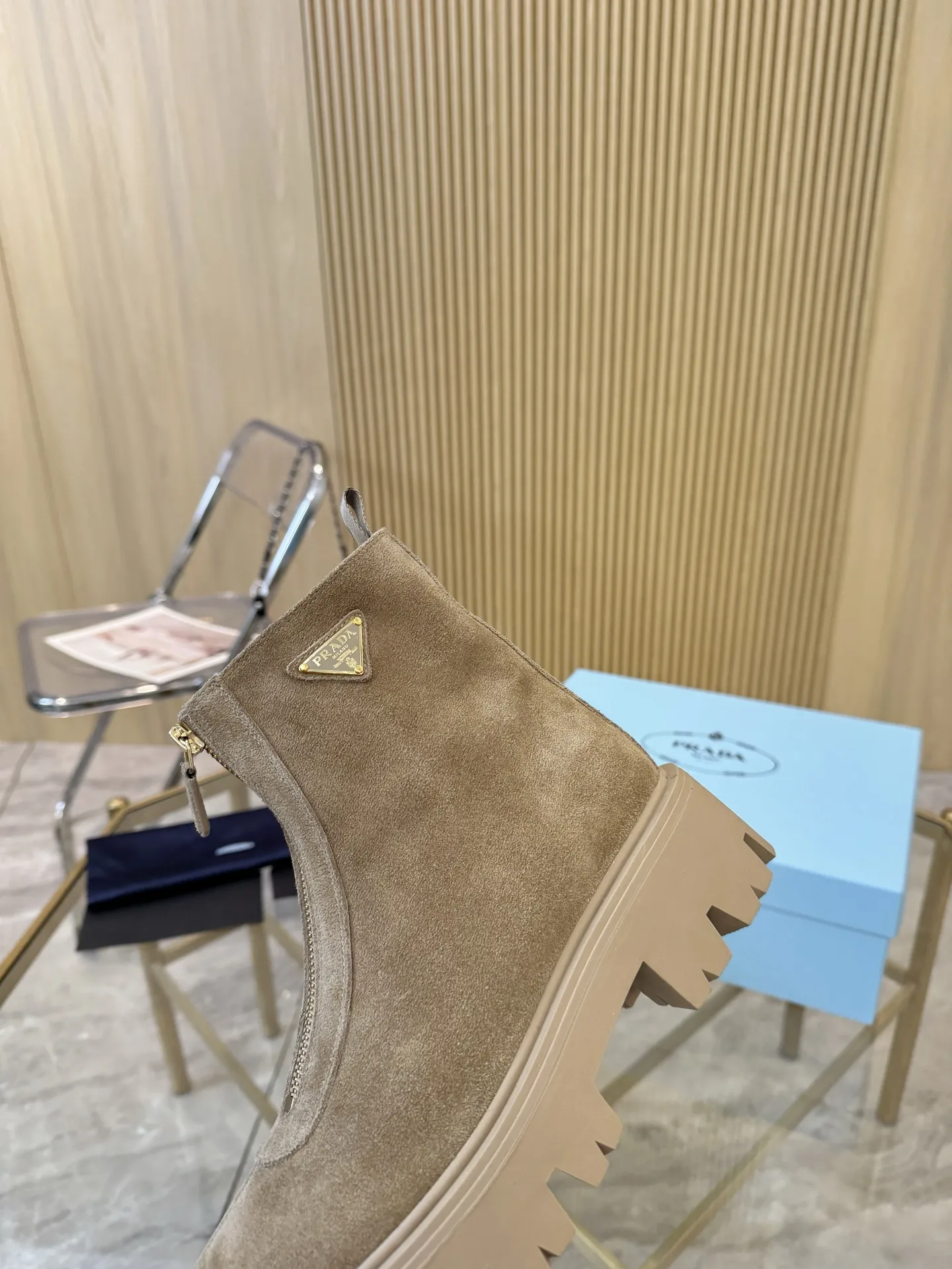 出厂价羊毛裡330.皮裡💰290 PRAD* 25ss普拉达经典三角标一脚蹬王炸女靴 冬天买不到的系列，绝对是今年的大爆款！！贼好看！Prada靴子真的很哇塞！上脚大气显腿瘦气质这块刚好拿捏 鞋面：牛猄 内里：牛皮，羊毛裡 大底：原板开模大底 Size：35-41