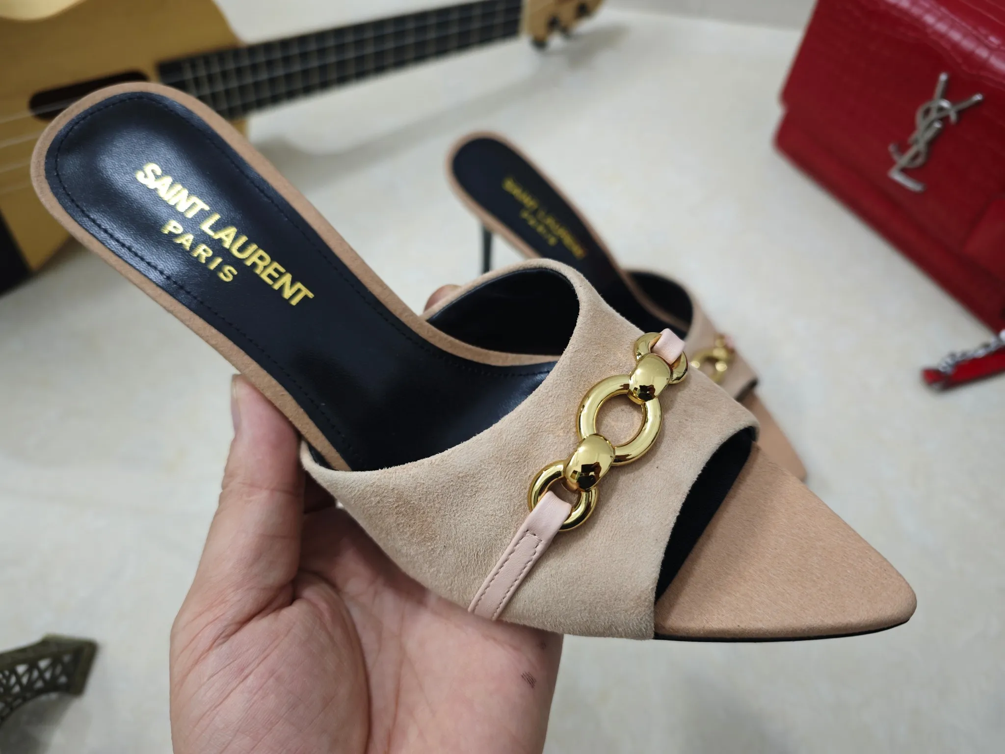 工厂价💰240【Saint Laurent】圣罗兰、细跟ysl字凉鞋💃2025早春专柜同步最新款、YSL、装饰👠 经典上乘美艳力作 专柜最火春夏系列 兼备气质 时尚 经典耐看的设计风格 😌上脚效果特别美〰️,材料采用🇮🇹意大利进口黑羊猄、内里、垫脚;绵羊皮、中跟凉鞋,码数35-41码(34.41.42要定做,不退换)大底;进口真皮大底、配专柜全套包装