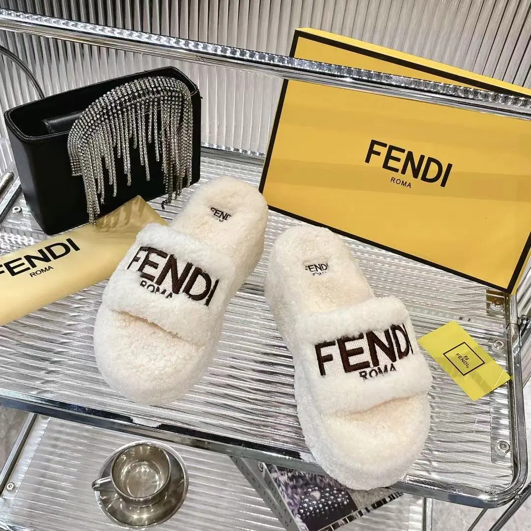 l新款 FENDI 芬迪毛毛拖,专柜原装正版原版复刻爆款来袭✨今天给你们分享这款超火的 FENDI 芬迪毛毛拖!👏 🐑采用原版羊羔毛,质感无敌,摸上去那叫一个柔软舒服,就像踩在云朵上☁️,而且真的是超级暖和 👠全真皮羊羔毛材质,尽显原版品质,从鞋面到鞋垫,每一处细节都彰显着精致与奢华。 😎上脚效果更是惊艳,不仅好看时尚,还能瞬间提升整体穿搭的格调,让你成为街头的时尚焦点。 🎁原版包装,仪式感满满。 📏码数:35 -40 码出厂价💰240元