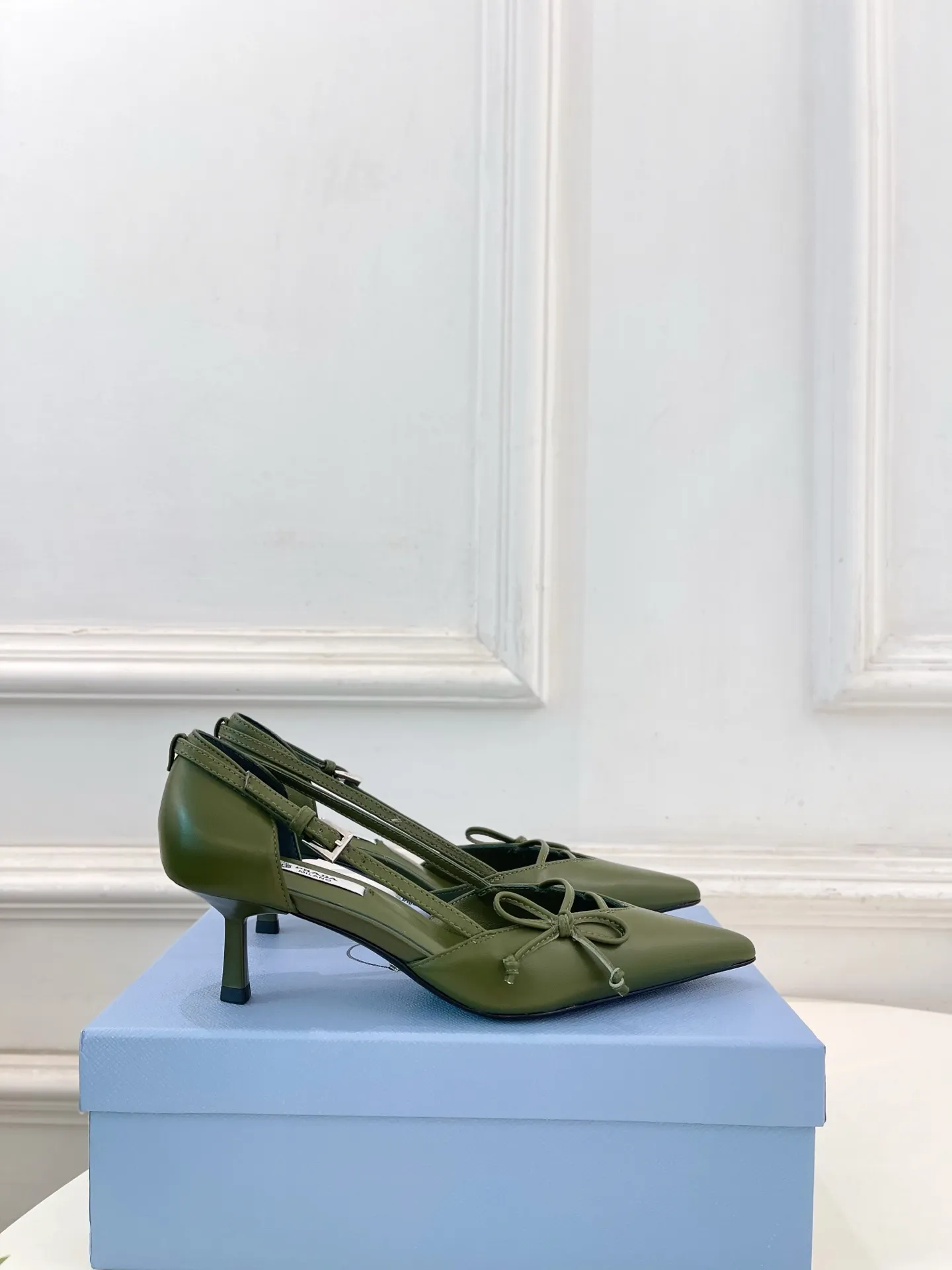 PRADA 普拉达 26𝐬𝐬 🌈2026春夏新品 专柜走秀款 尖头小猫跟蝴蝶结中空凉鞋 系列〰 ◽鞋面:原版高定制小羊皮/牛漆皮 ◽️ 内里:进口水染羊皮 ◽大底:原版意大利真皮大底 ◽️ 跟高:5.5cm/7.5cm ◽鞋码: 35-39(40.41.定做不退换) ◽出厂价:💰300(配飞机盒➕10)