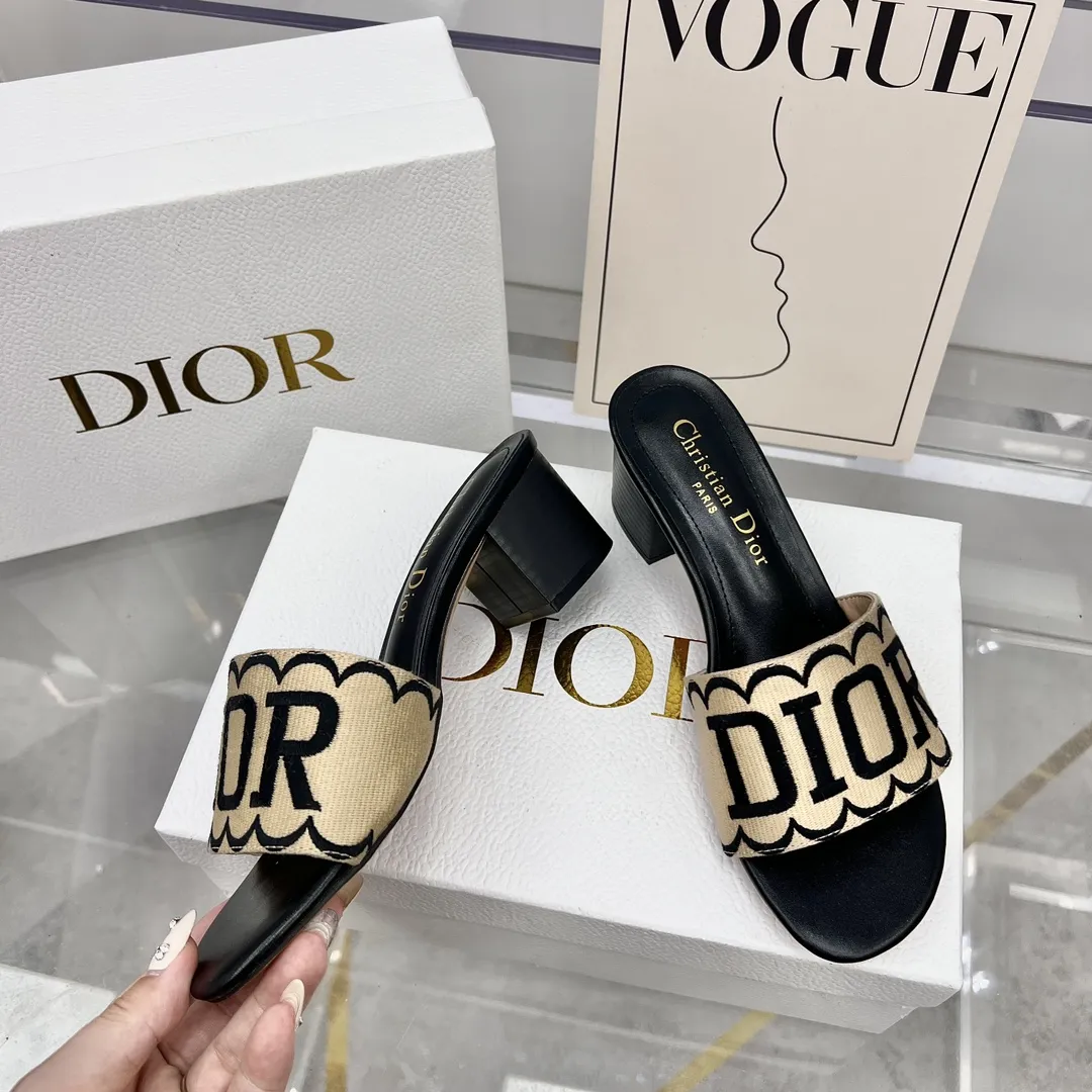 橙子出厂价💰80 Dior 迪奥春夏新款 刺绣字母拼色粗跟拖鞋 一字带中跟凉拖 跟高：4.5CM 码数：35-42