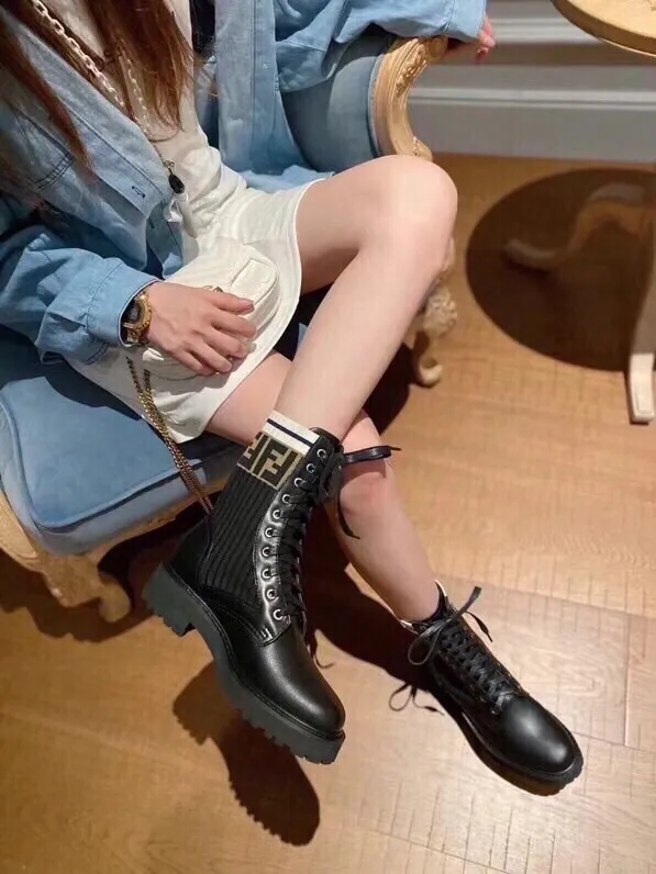 长期有货,,工厂💖p260 🔥🔥经典FenDi马丁靴(专柜都是断货王)各种单品都印上了FF logo…💖💖💖 今年新色🌈🌈🌈logo大气时尚 明星欧阳娜娜 大表姐刘雯都有穿的经典款 材质:原版1:1复刻针织靴筒 鞋面:选用顶级定制哑光一级牛皮 🔥🔥专柜同款大底➰橡胶泡沫底➕耐磨绒沿条 脚感超轻 ~🌺🌺🌺 尺码:35–40:☘️(40.41.42不退换)