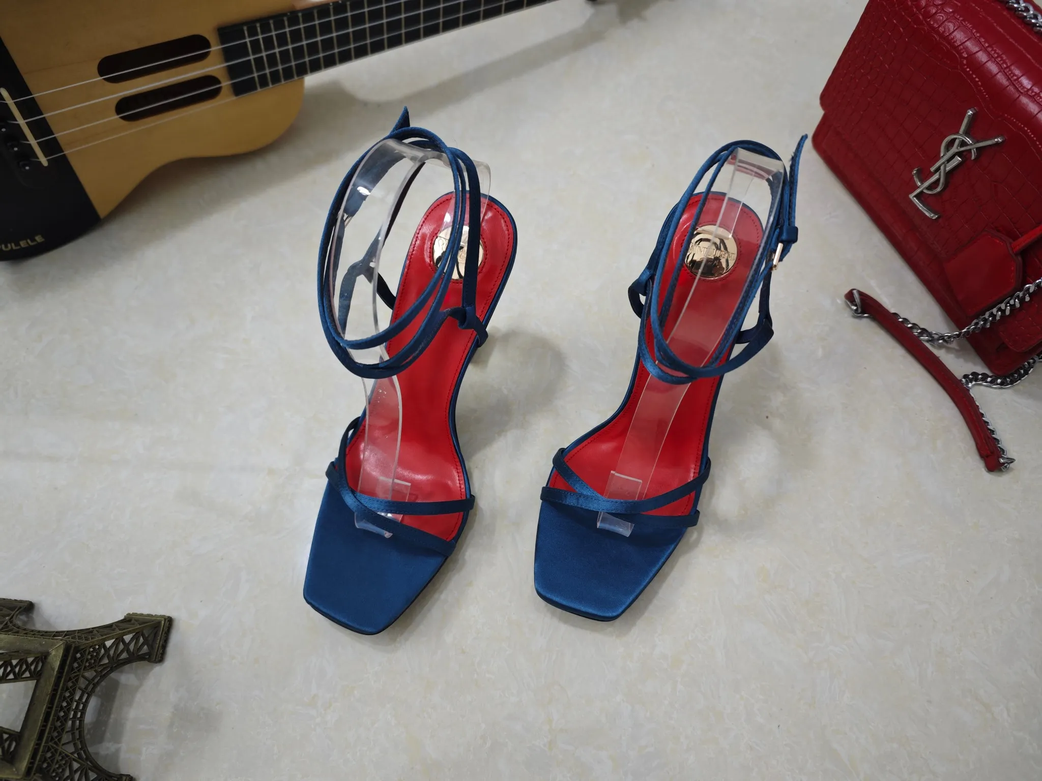 工厂价💰250【Saint Laurent】圣罗兰、高跟ysl字高跟鞋💃2025早春专柜同步最新款、YSL、装饰👠 经典上乘美艳力作 专柜最火秋冬系列 兼备气质 时尚 经典耐看的设计风格 😌上脚效果特别美〰️，材料采用🇮🇹意大利进口真丝布面，进口黑羊皮、内里、垫脚；绵羊皮、细跟高跟鞋，码数35-41码（34.41.42要定做，不退换）大底；进口真皮大底、配专柜全套包装