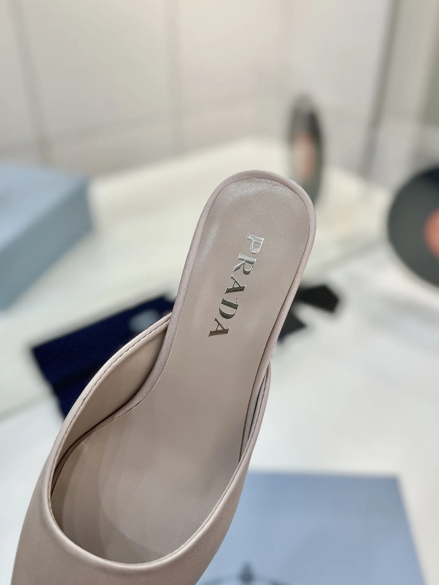 工厂价💰260🔥《普拉达真丝》 💫春夏专柜新品。可萌可甜的高跟拖鞋 性感而不失可爱!上脚绝美的T台走秀明星网红同款…… 清新风带点贵气的感觉,上脚非常完美。HK原版购入,1:1完美复刻,无论是材料还是所有细节,都必须跟ZP一模一样。 ✅面料:进口真丝 ✅内里:进口羊皮内里 ✅底厚:真皮鞋底 ✅码数:35-41(41定制不退不换)