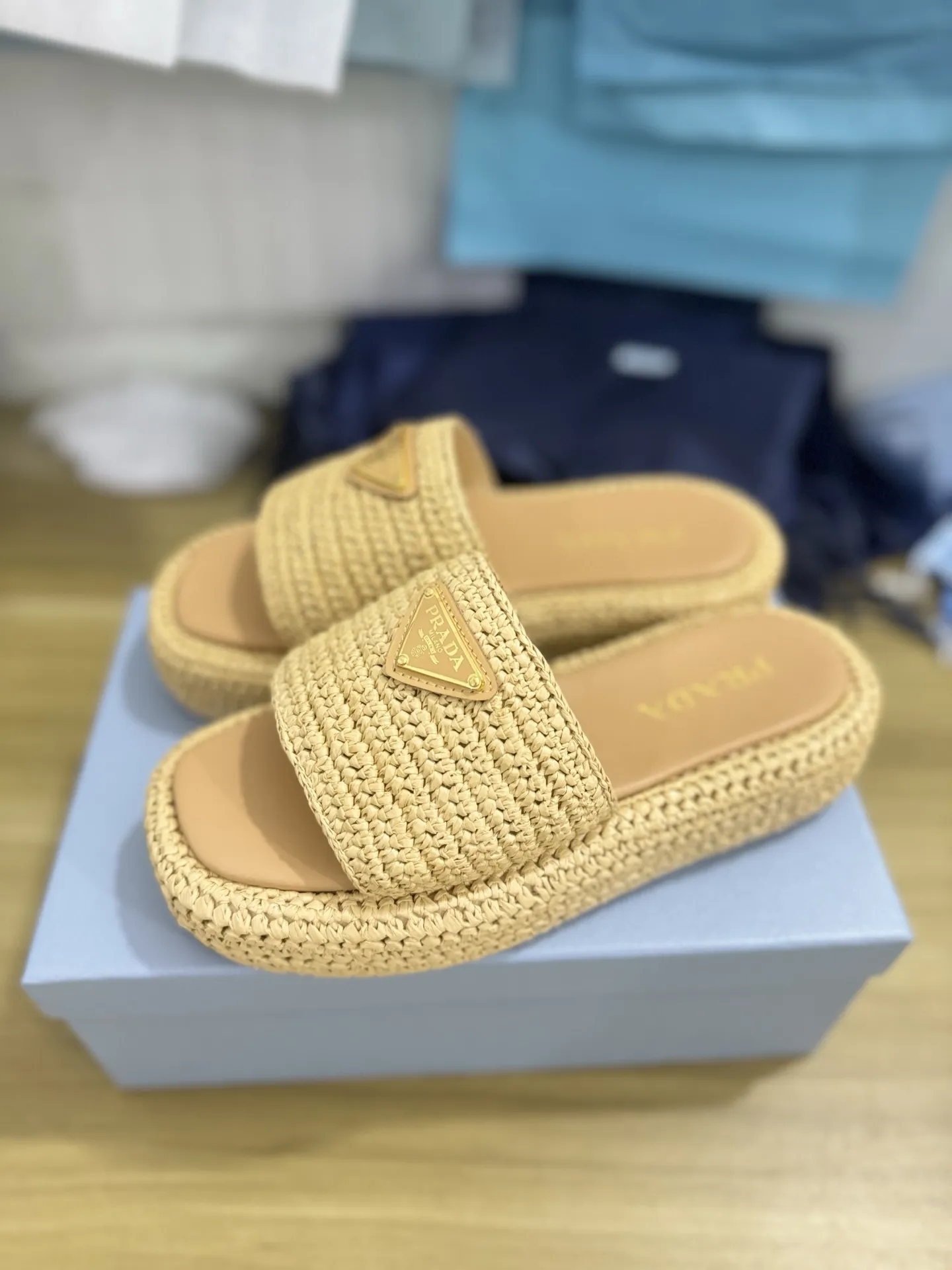出厂价💰230🔥普拉达新款编织鞋草编凉拖鞋！ 今年流行的草编系列，懒人必备拖鞋上脚是如此的好看了，这款纯手工编织的太爱了 编织拖鞋 进入炎热仲夏，更想袒露心迹，&ldquo;若隐若现&rdquo;的草编包、草编鞋🔥火上街头，满载夏日风采。穿上它，从心情上给自己&ldquo;降降温&rdquo;！夏日的到来，闷热的天气让人总是穿不住包覆整个脚的包鞋，但拖鞋、凉鞋又非常挑场合，因此这时候正适合来一双草编拖鞋。复古带着时尚、又不失随性感，脚一踩就能出门，透气材质加上草编的凉感，脚感温度感觉仿佛降了一度，完全就是夏日的懒人时尚配件。 ✅鞋面：原版纯手工编织 ✅鞋垫：透气羊皮 ✅鞋底：树纹组合/防滑橡胶底 ✅码数：35－42