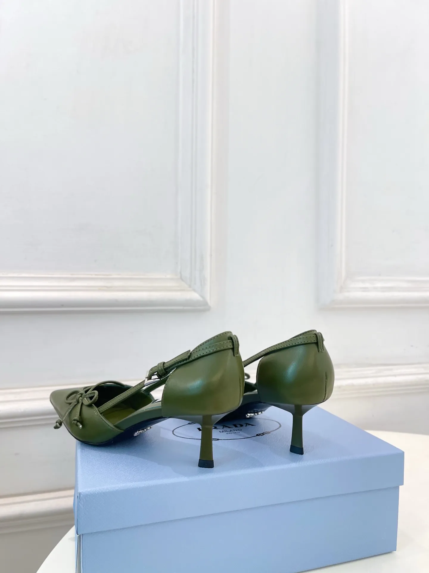 PRADA 普拉达 26𝐬𝐬 🌈2026春夏新品 专柜走秀款 尖头小猫跟蝴蝶结中空凉鞋 系列〰 ◽鞋面：原版高定制小羊皮/牛漆皮 ◽️ 内里：进口水染羊皮 ◽大底：原版意大利真皮大底 ◽️ 跟高：5.5cm/7.5cm ◽鞋码: 35-39（40.41.定做不退换） ◽出厂价：💰300（配飞机盒➕10）