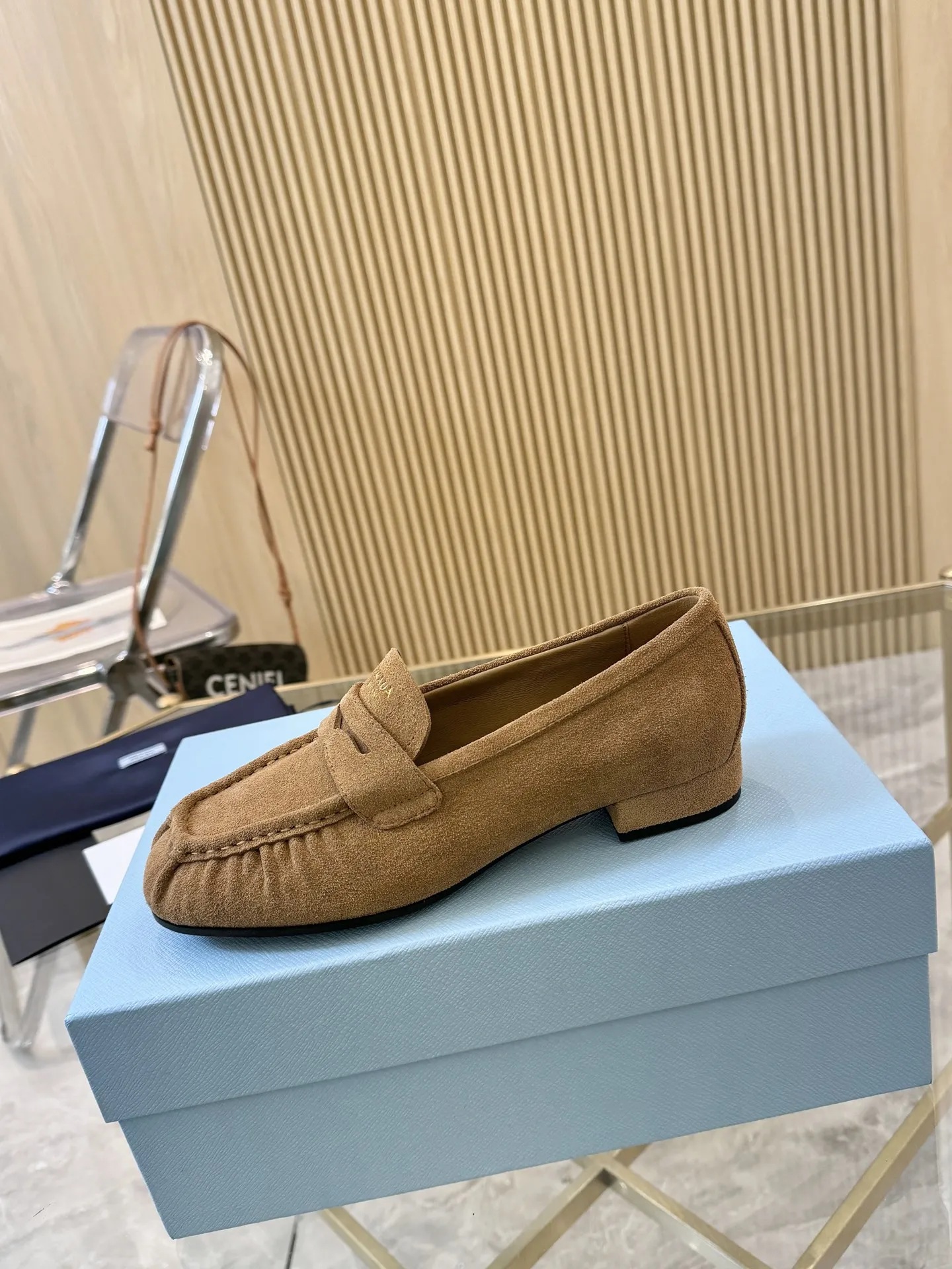 P250.皮面+20 size:35-42(41.42定制) 普拉达褶皱乐福鞋,深棕皮革+褶皱设计,复古又时髦!鞋面柔软,平底超舒适,通勤休闲都能轻松驾驭 。金属Logo点缀,品牌感满满,英伦风一脚蹬,穿脱超方便~无论搭西装裤还是牛仔裤,都能轻松打造随性高级感,是秋冬百搭神器