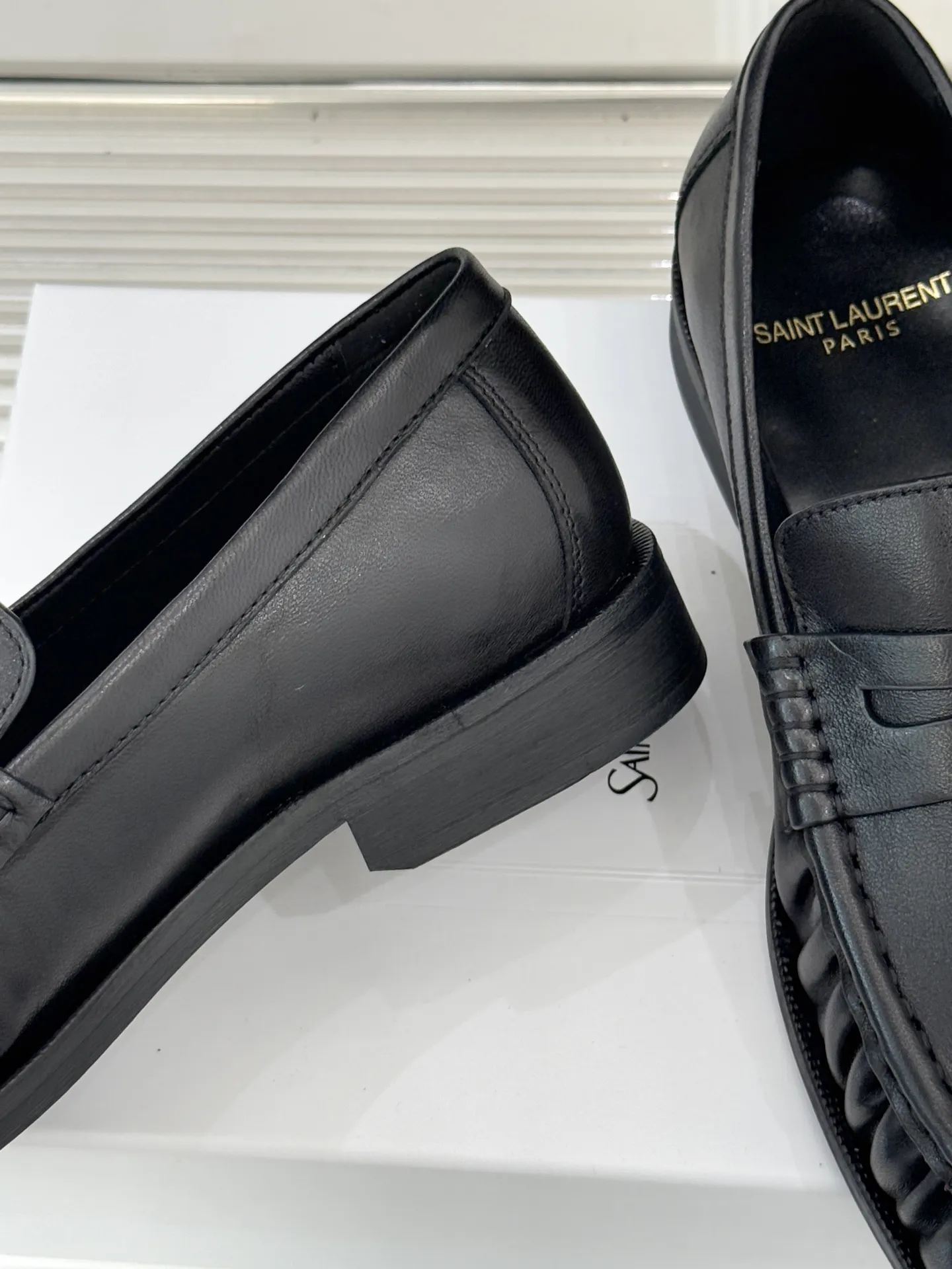 厂价💰男鞋380 Saint Lauren*圣罗兰2025YSL小logo 褶皱情侣款乐福鞋 标志性的小logo是这双鞋的灵魂所在 以低调而精致的姿态呈现于鞋身之上。 不同于张扬的大标识 它安静却醒目 用简洁线条勾勒出YSL独有的时尚DNA 在不经意间透露出品牌的深厚底蕴 鞋头的经典杏仁形设计 巧妙修饰脚型 在视觉上拉长足部线条 彰显优雅与秀气 。 情侣共赴的每一场约会 每一次出行 都因这双鞋的默契加持 成为低调又深刻的风格纪念。 面料采用原版定制皮料 内里垫脚均为羊皮 意大利进口真皮大底 size：女35-39（40/41/42定制） 男38-44（45/46/47定制）