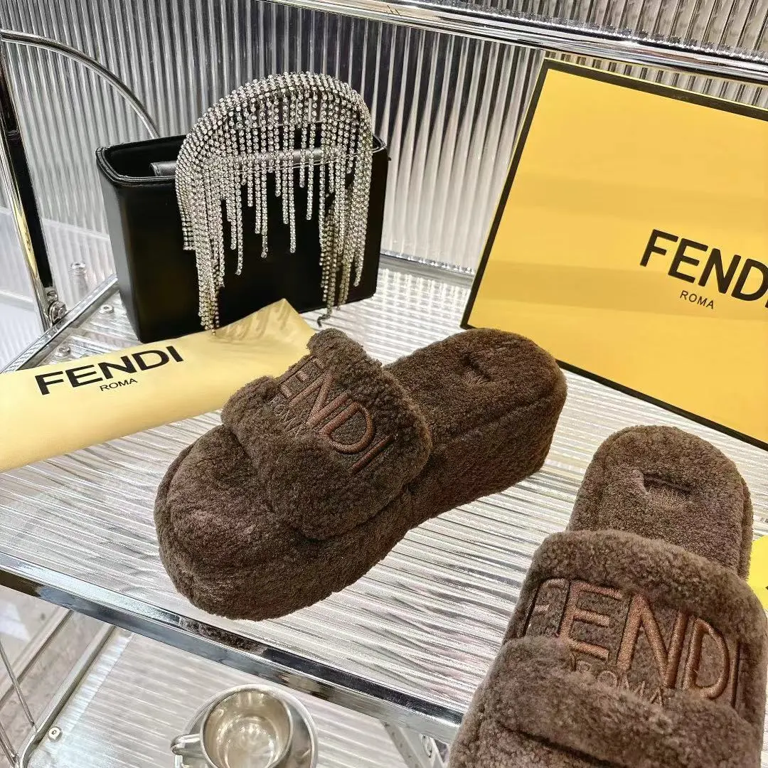 l新款 FENDI 芬迪毛毛拖,专柜原装正版原版复刻爆款来袭✨今天给你们分享这款超火的 FENDI 芬迪毛毛拖!👏 🐑采用原版羊羔毛,质感无敌,摸上去那叫一个柔软舒服,就像踩在云朵上☁️,而且真的是超级暖和 👠全真皮羊羔毛材质,尽显原版品质,从鞋面到鞋垫,每一处细节都彰显着精致与奢华。 😎上脚效果更是惊艳,不仅好看时尚,还能瞬间提升整体穿搭的格调,让你成为街头的时尚焦点。 🎁原版包装,仪式感满满。 📏码数:35 -40 码出厂价💰240元