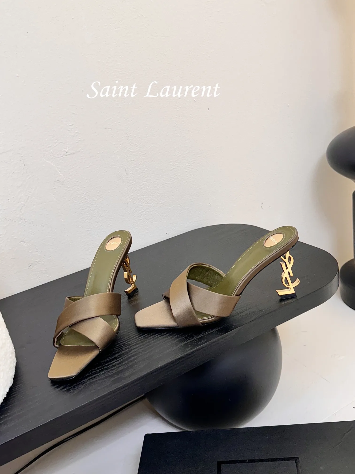 💰280 Saint Laurent / 圣罗兰Lee金属钻链条尖头高跟鞋YSL姐姐的美丽尤物高跟鞋 又是人间圣罗兰 Rose同款的高跟鞋化很好修饰脚型,奢华金属链 这几年SLP是在高跟鞋越来越懂女人了朝摒奔了防水台款的尴尬设计印象ysl绝美高跟鞋 鞋面:真丝 鞋底:真皮大底 跟高:约11cm 尺码:35-42(40-42定制不退不换)