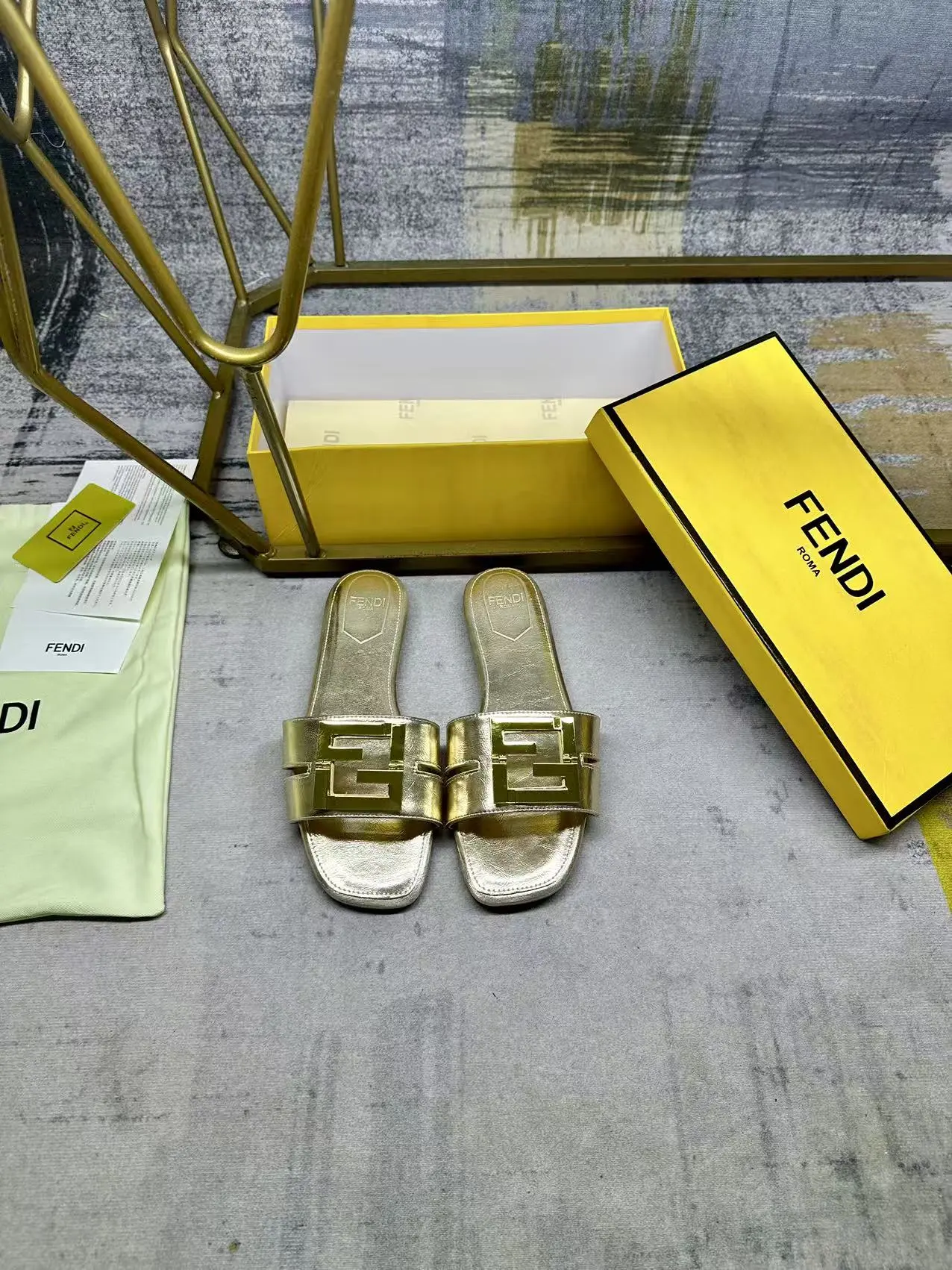 FENDI最新爆款方头平底拖鞋，金色面料+金属FF五金扣件，搭配同色内里垫脚，35-42码，橡胶大底Pp180，真皮大底Pp210